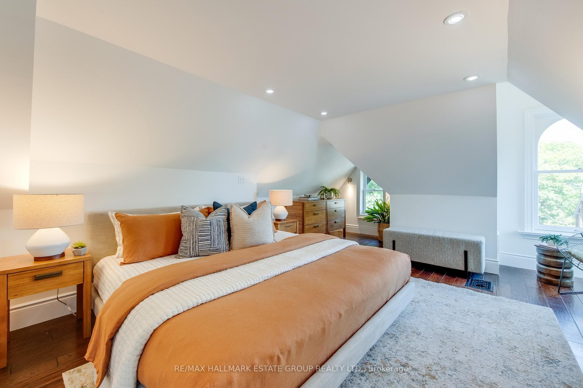 570 Indian Road photo 32