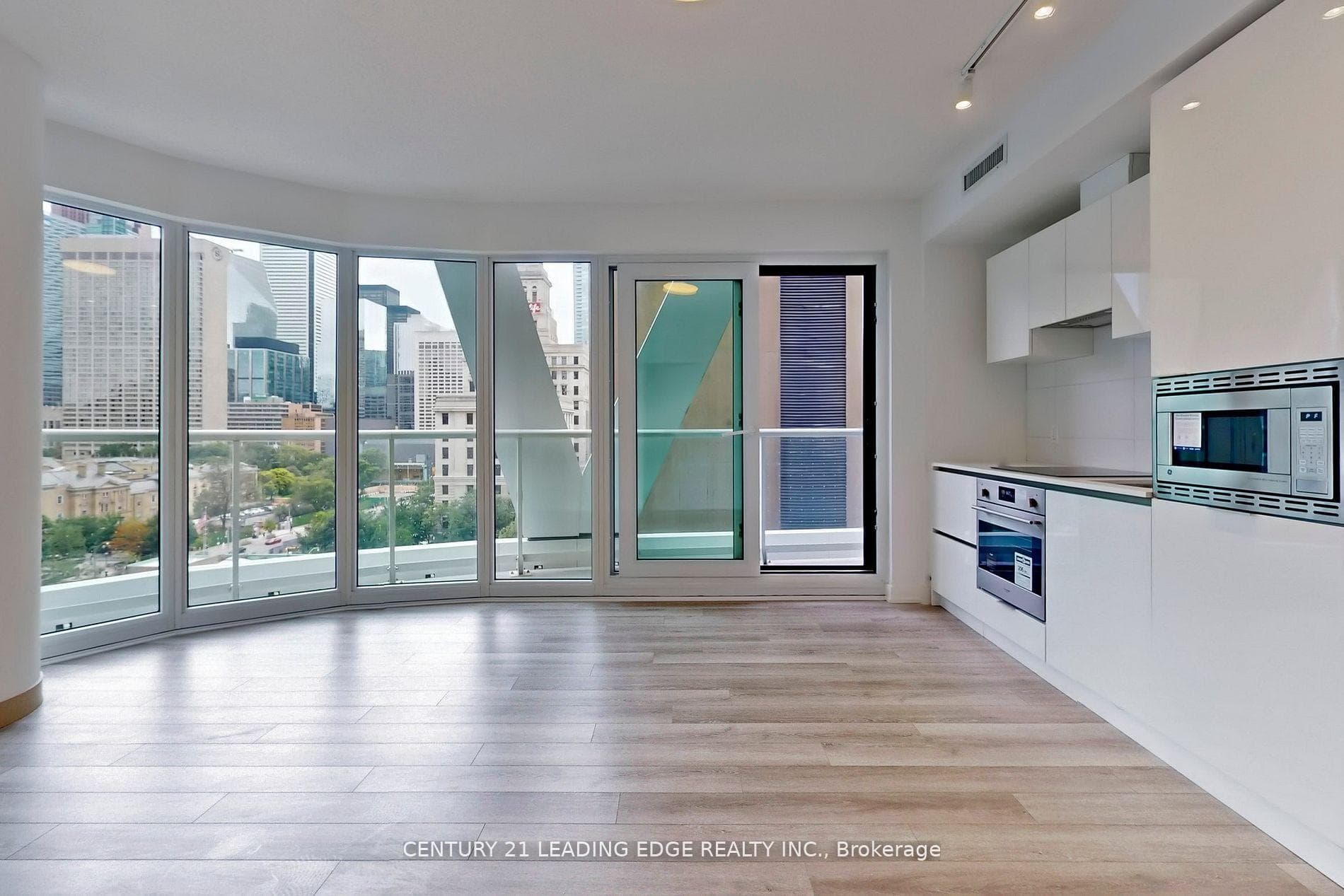 230 Simcoe Street Unit 726 photo 4