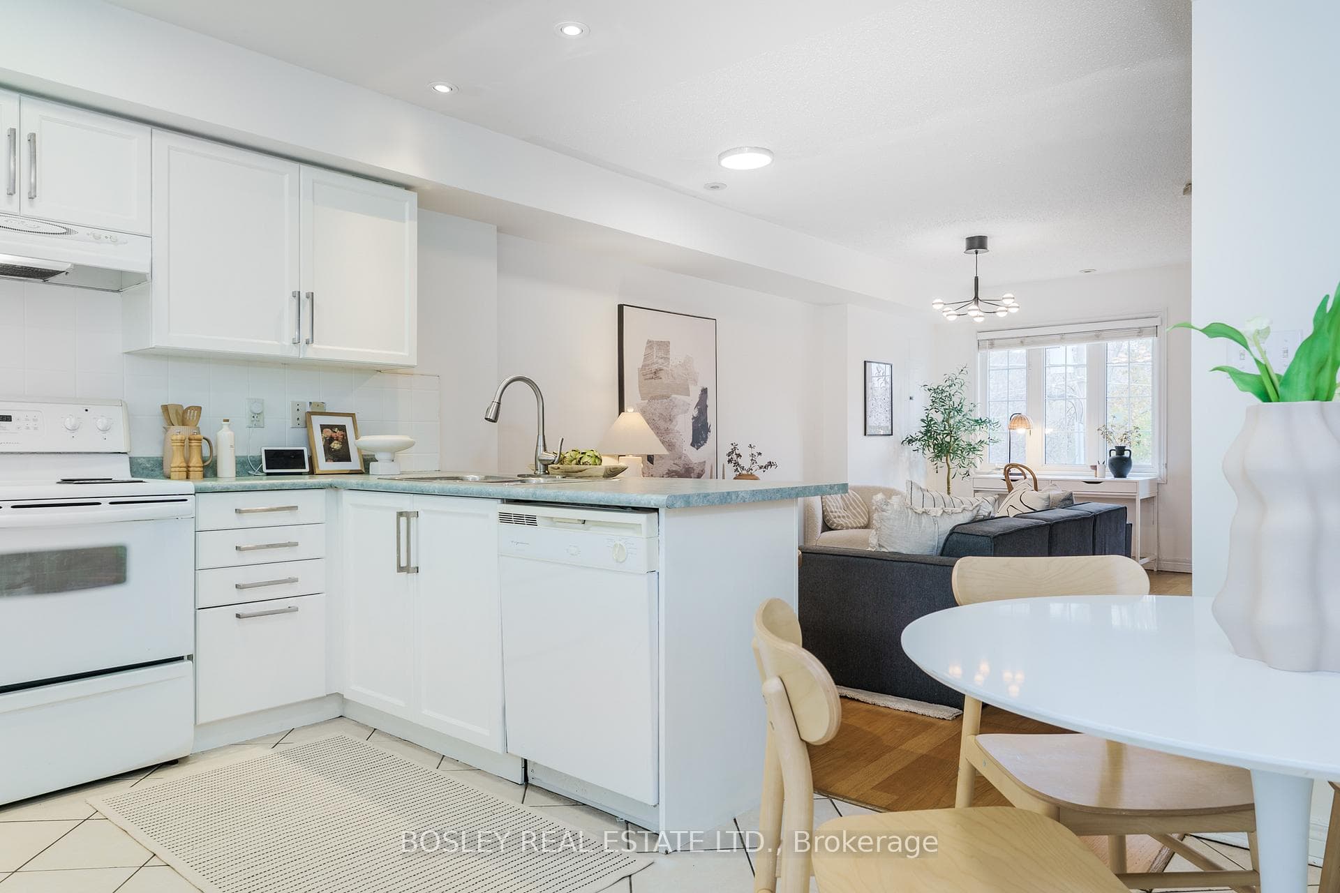 212 WILTSHIRE Avenue photo 10