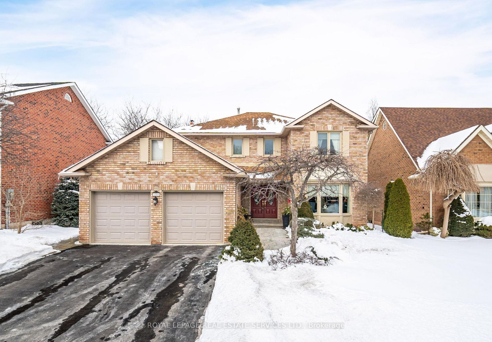 1305 Mapleridge Crescent photo 1