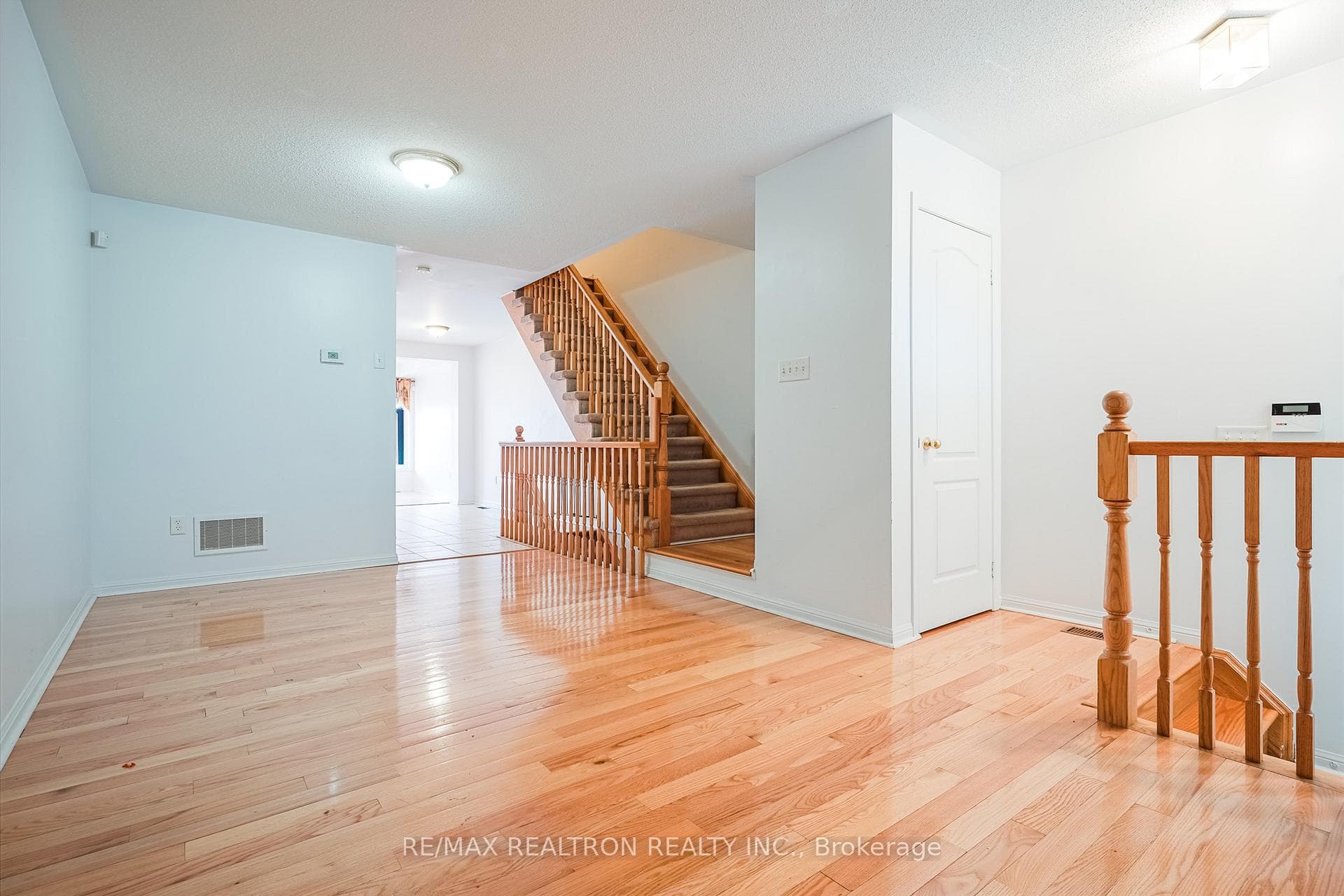 19 Coyote Crescent photo 4