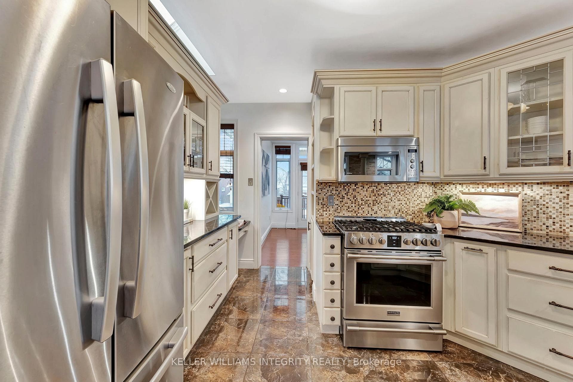 303 Dovercourt Avenue photo 19