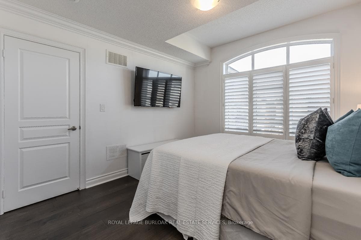 110 Avanti Crescent photo 32