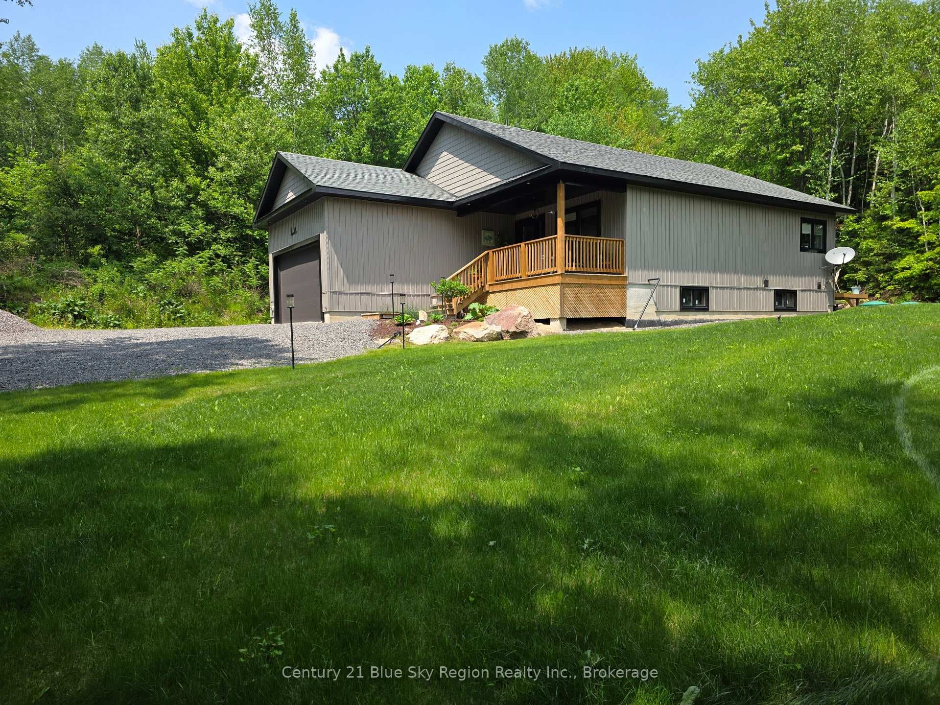 104 GREENWOOD Drive photo 2