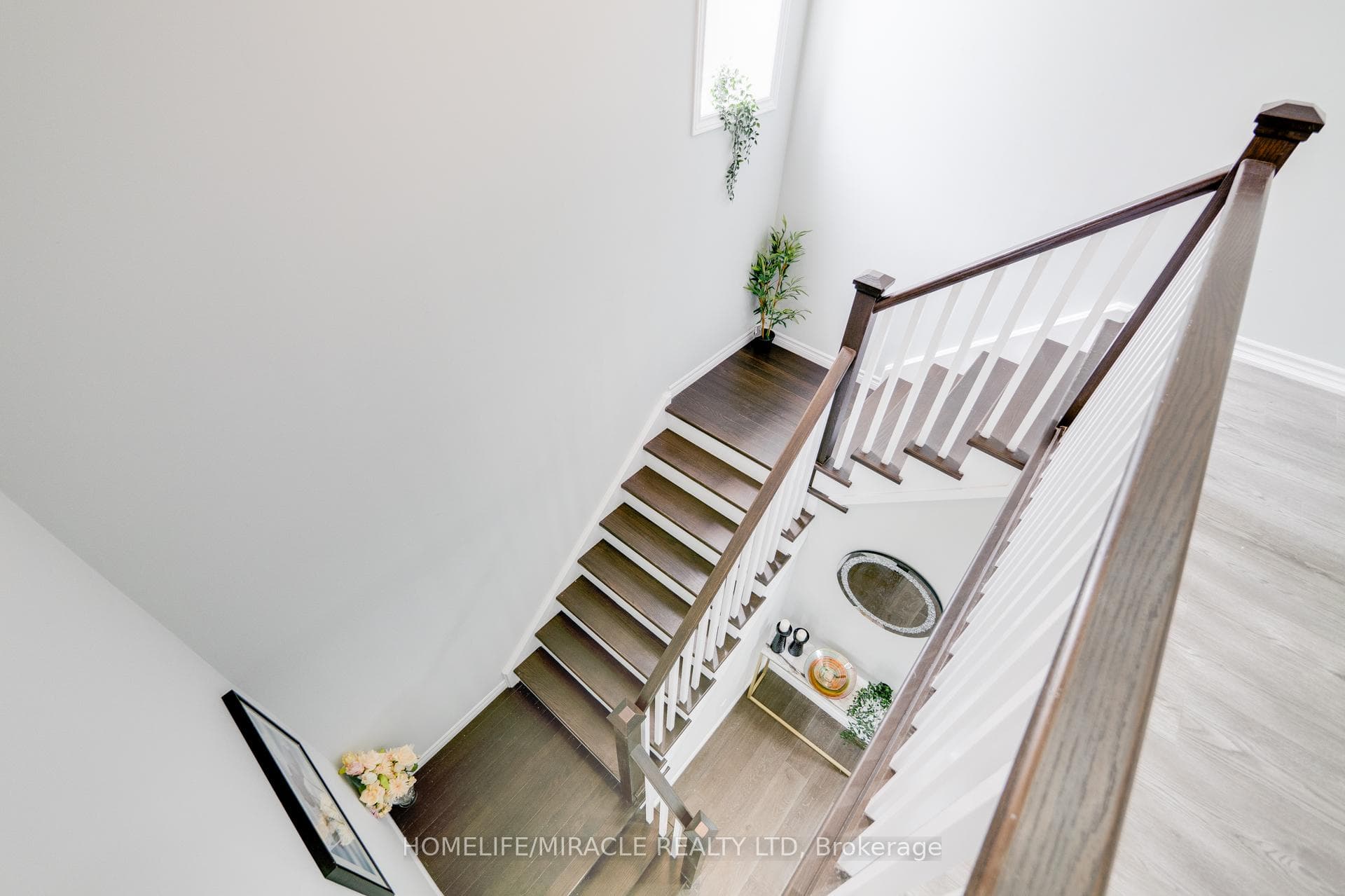 509 Valhalla Crescent photo 13