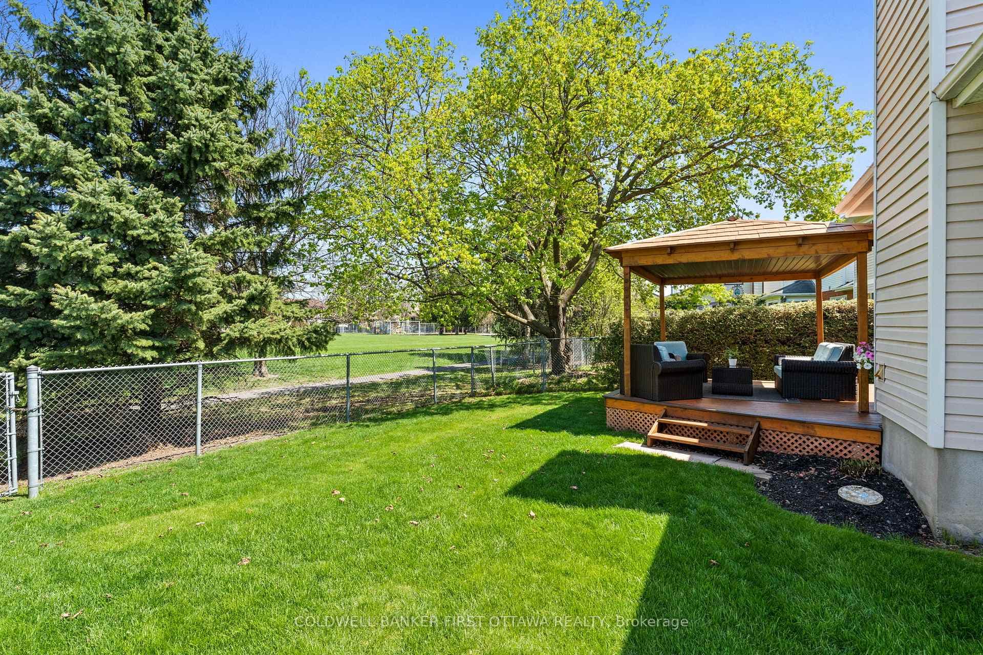 Fully fenced yard w/ no rear neighbours!