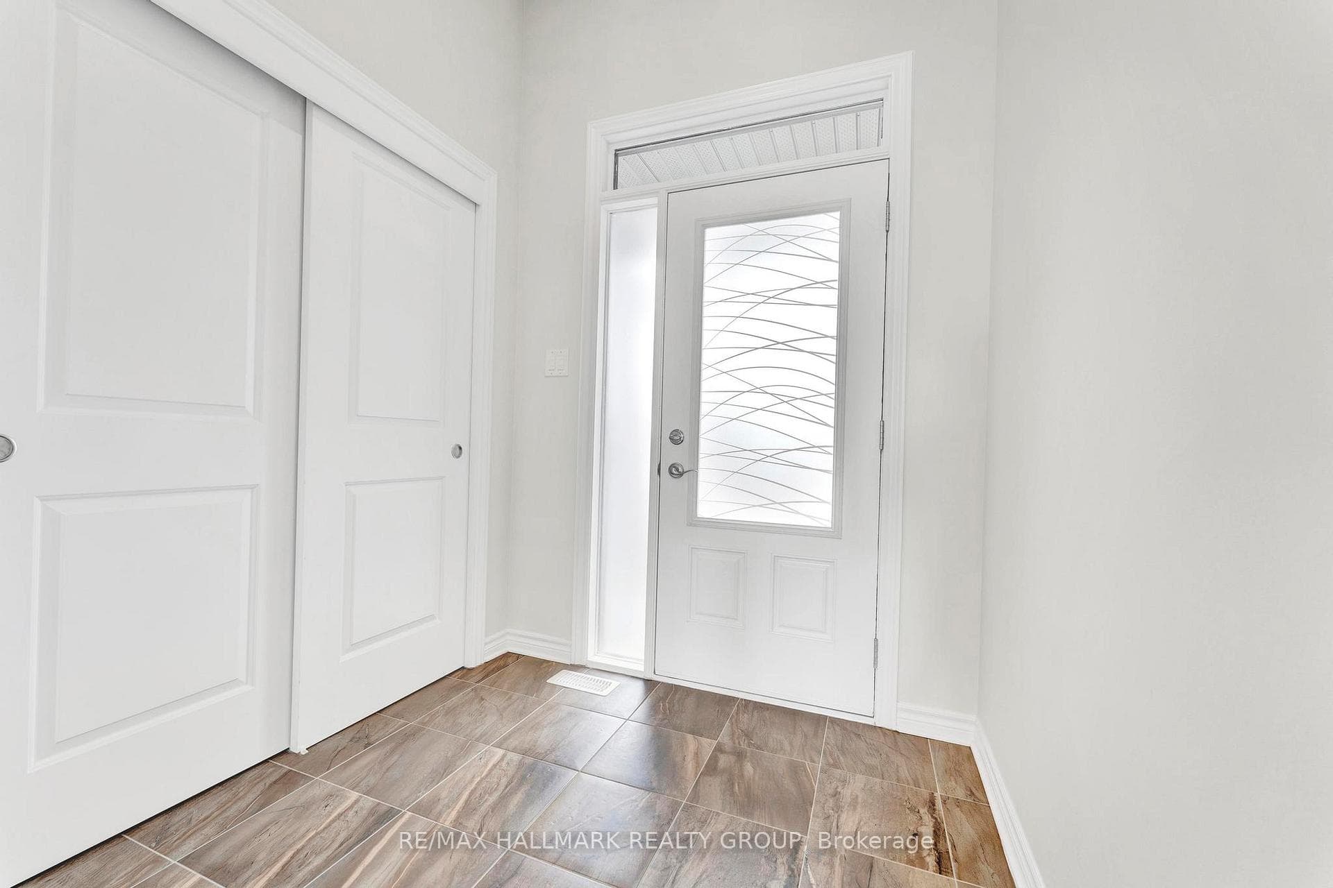 566 Cannes Crescent photo 5