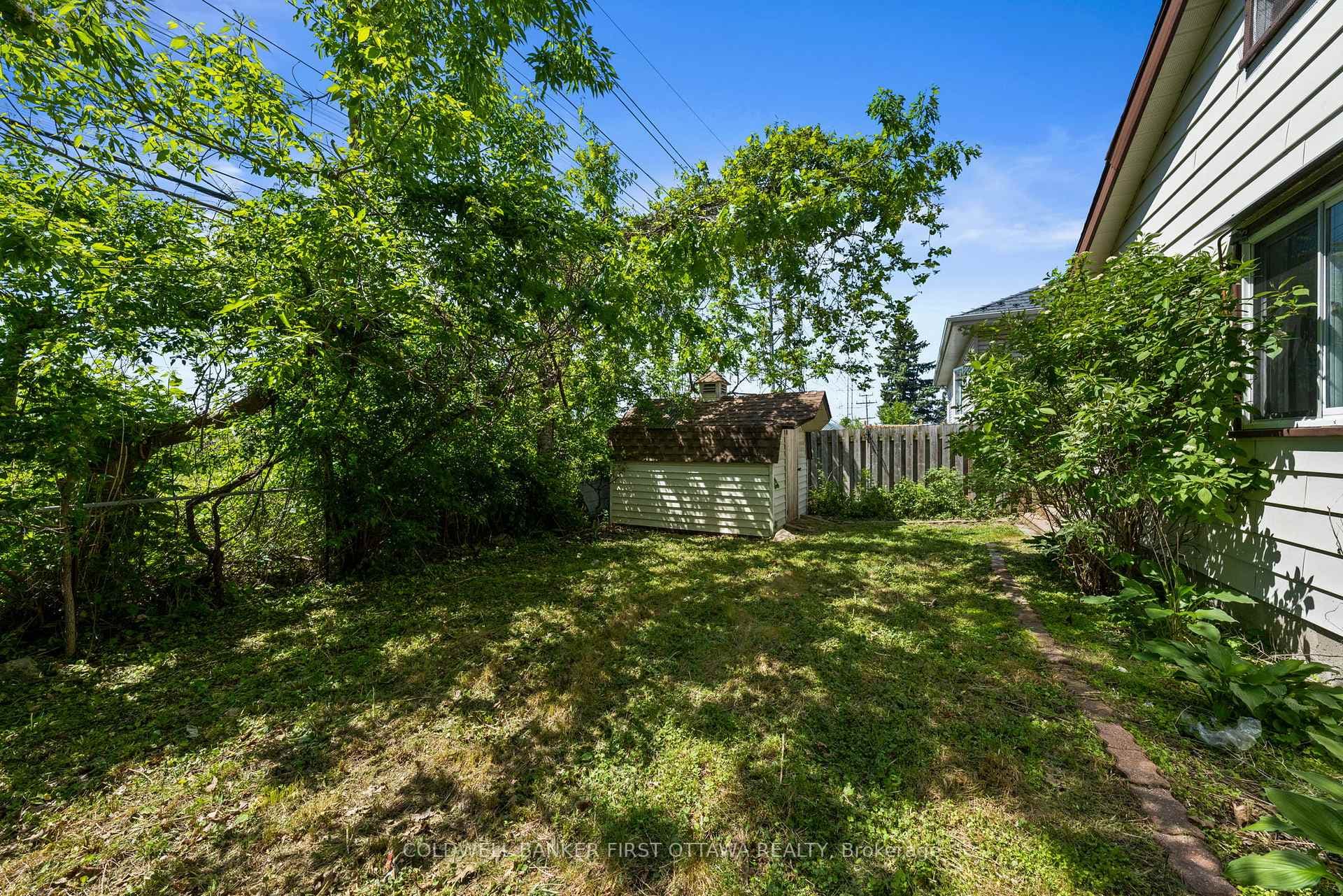 Full fence surrounding all sides of the home.