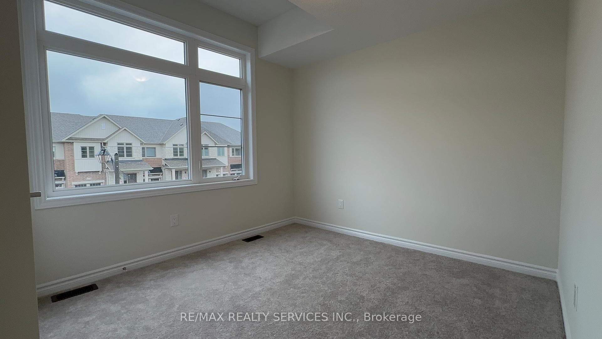 10 Molnar Crescent photo 24