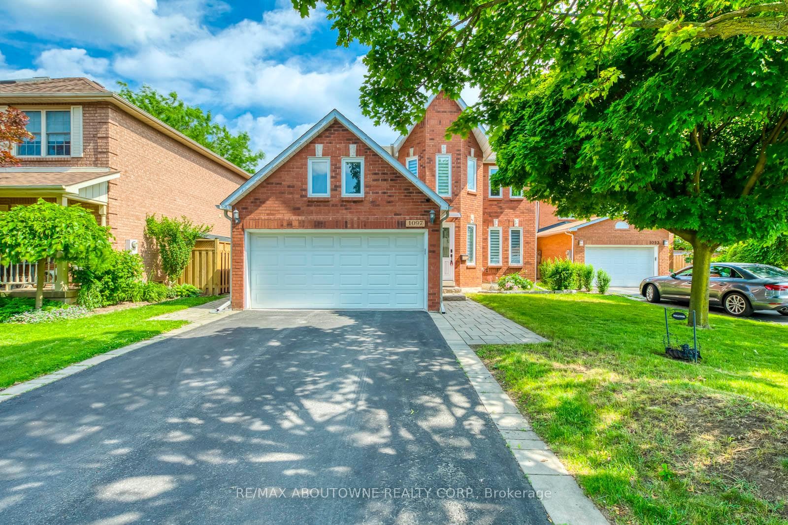 1097 Grandeur Crescent photo 2
