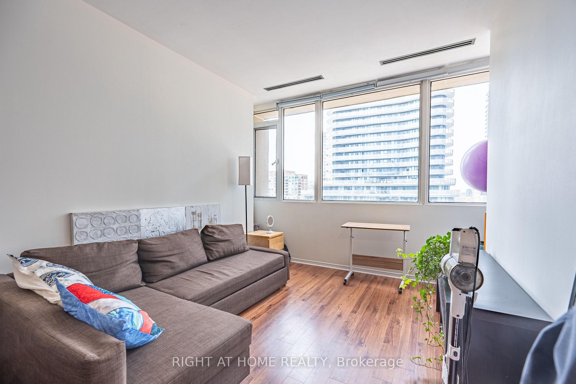 555 Yonge Street Unit 802 photo 4