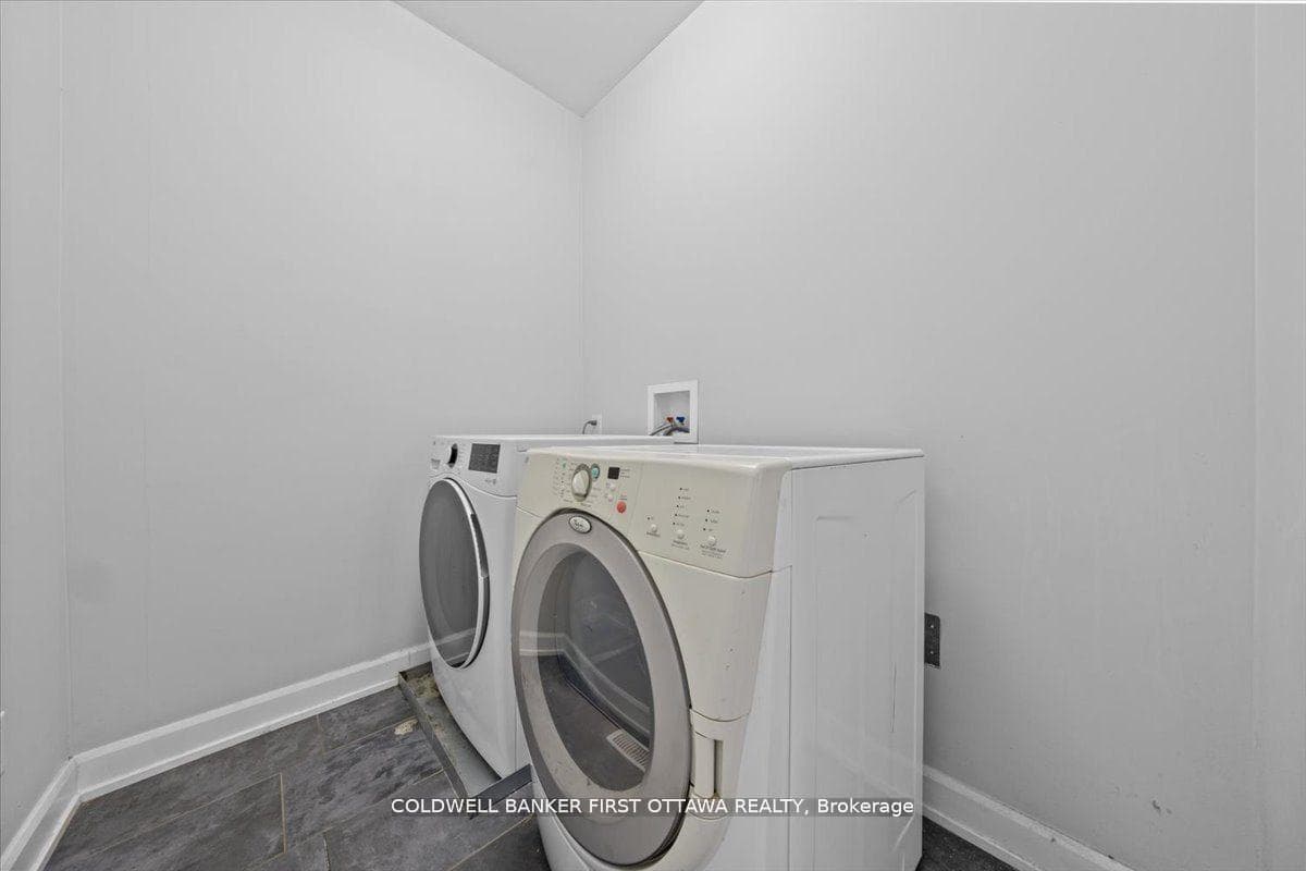 560 QUEEN MARY Street photo 16