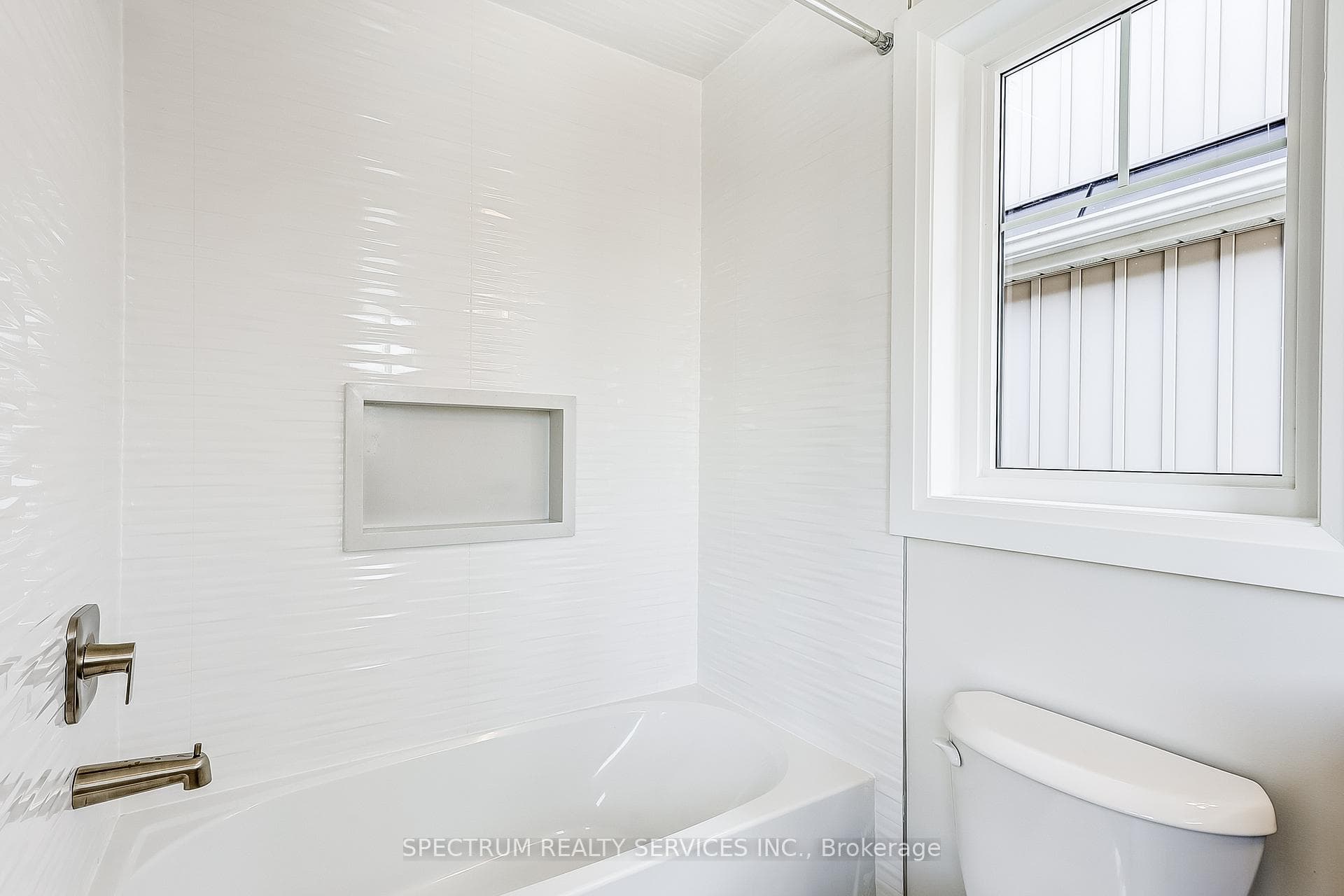 38 Lindcrest Manor photo 24