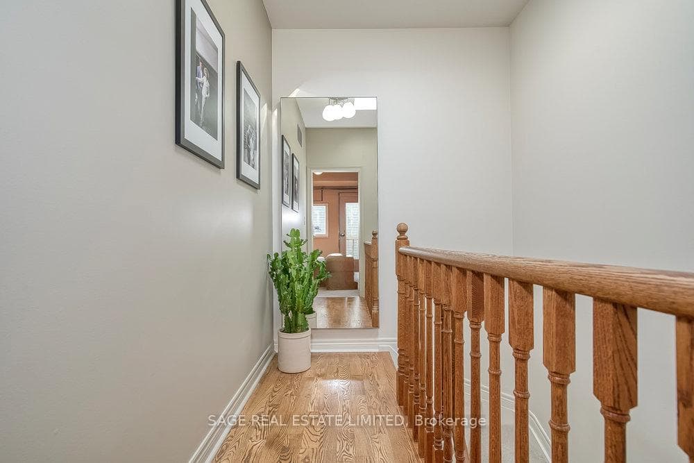 2543A Dundas Street photo 32