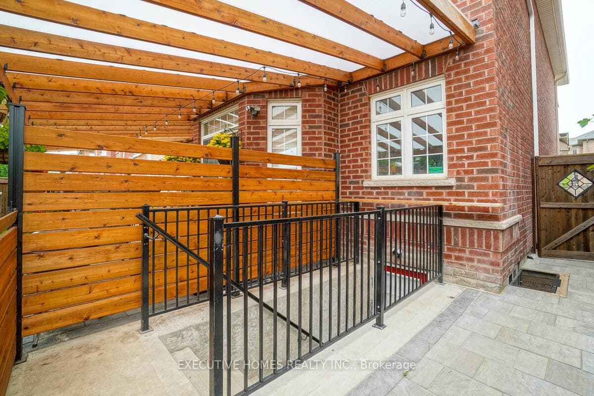 348 wrigglesworth Crescent Unit lower photo 7