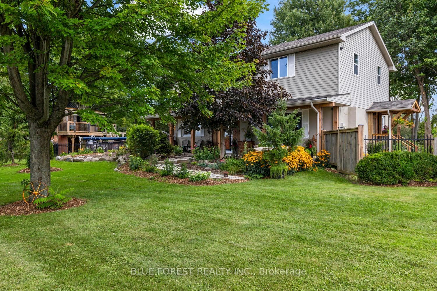 21948 Adelaide Street photo 28