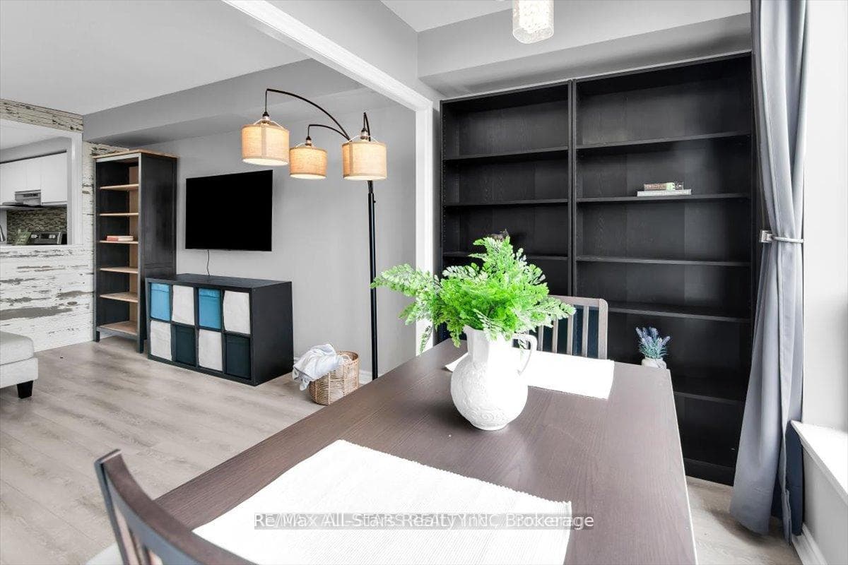 711 Rossland Road Unit 1002 photo 15