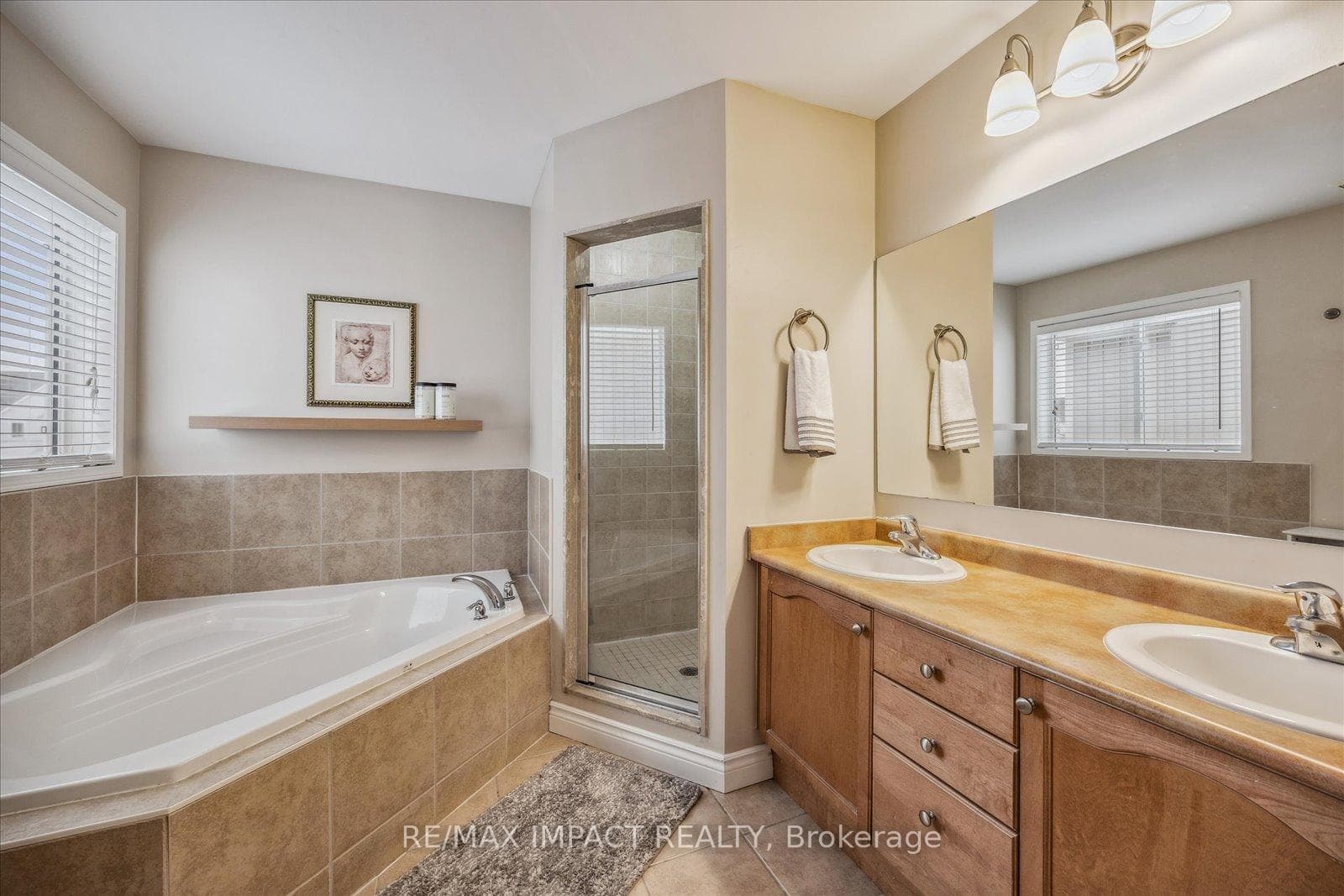 1176 Ashgrove Crescent photo 22