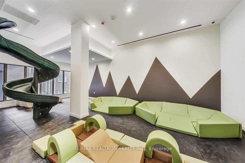 39 Roehampton Avenue Unit 806 photo 4