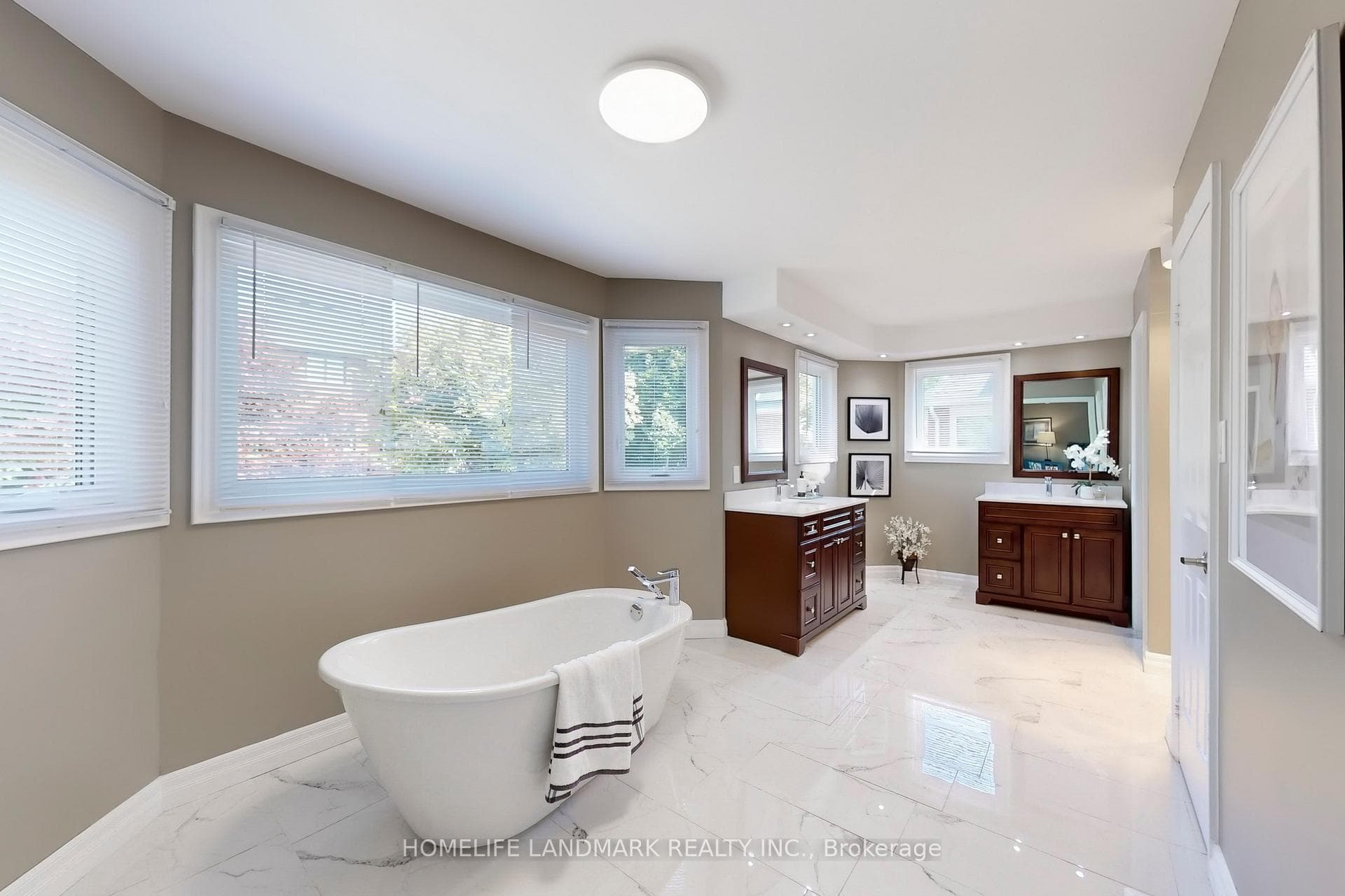 105 Topham Crescent photo 22