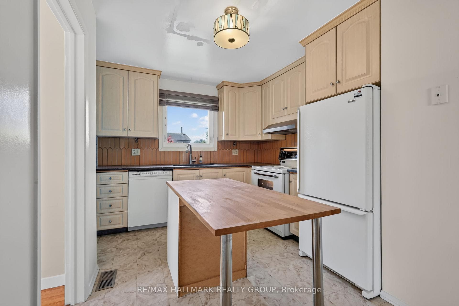 738 Stiles Crescent photo 15
