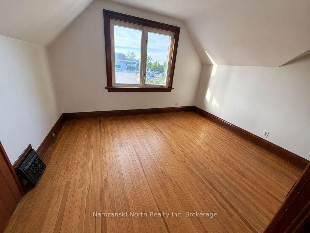 293 Elm Street photo 30