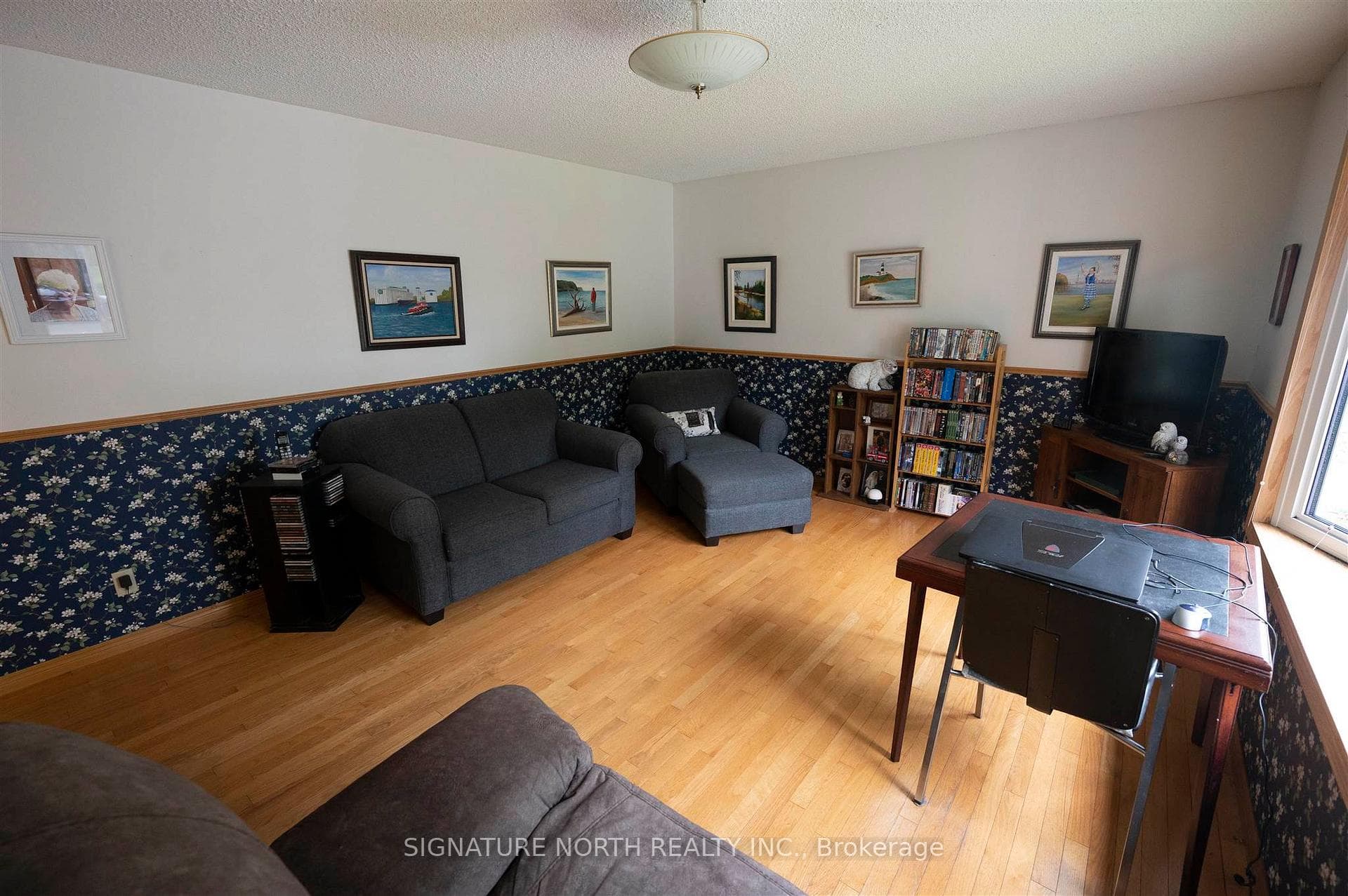 574 Valleywood Crescent photo 8