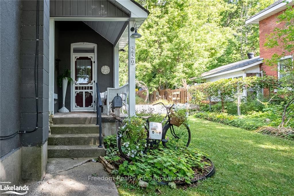 250 HARVEY Street photo 13