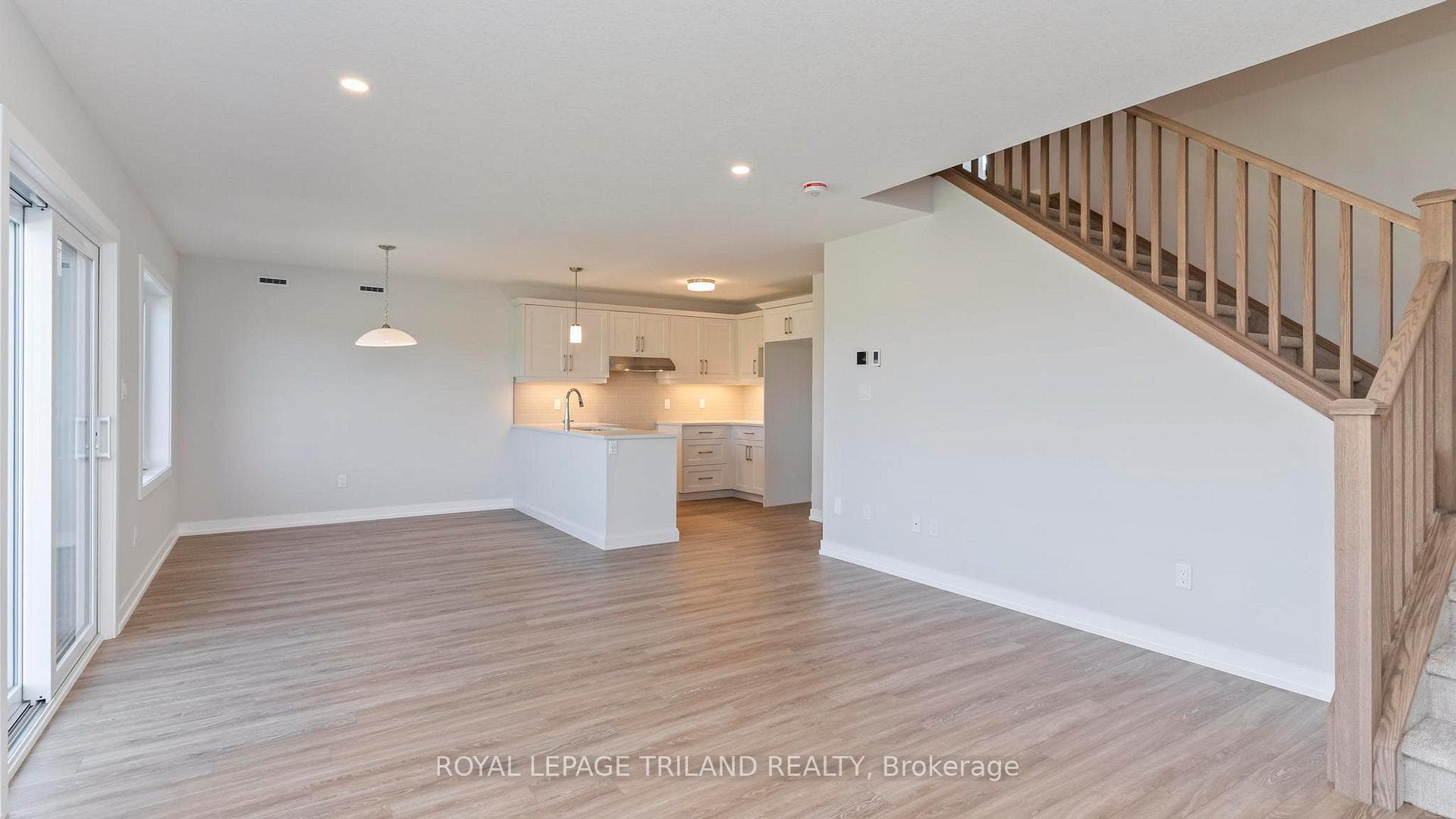 47 HARROW Lane photo 7