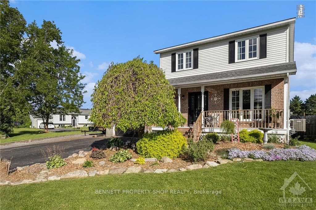 101 CORVINELLI Crescent photo 3