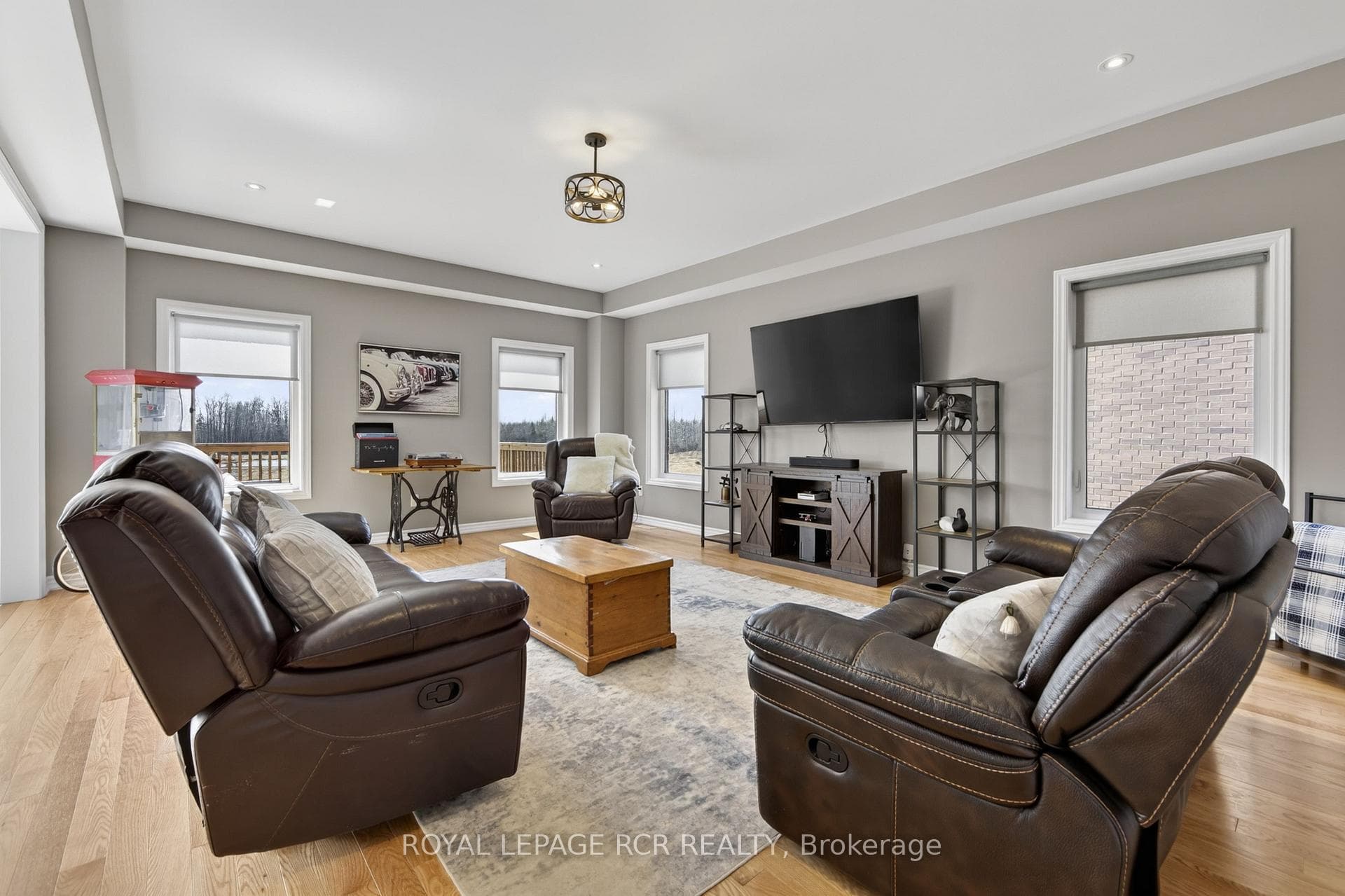 375 Russell Street photo 3