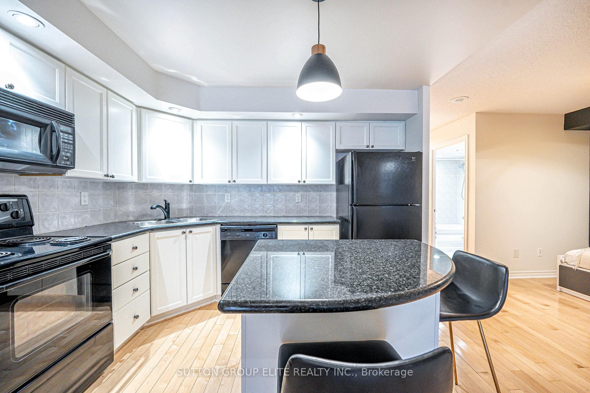 250 Wellington Street Unit 636 photo 17