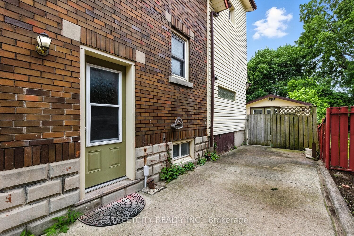 1235 King Street photo 40