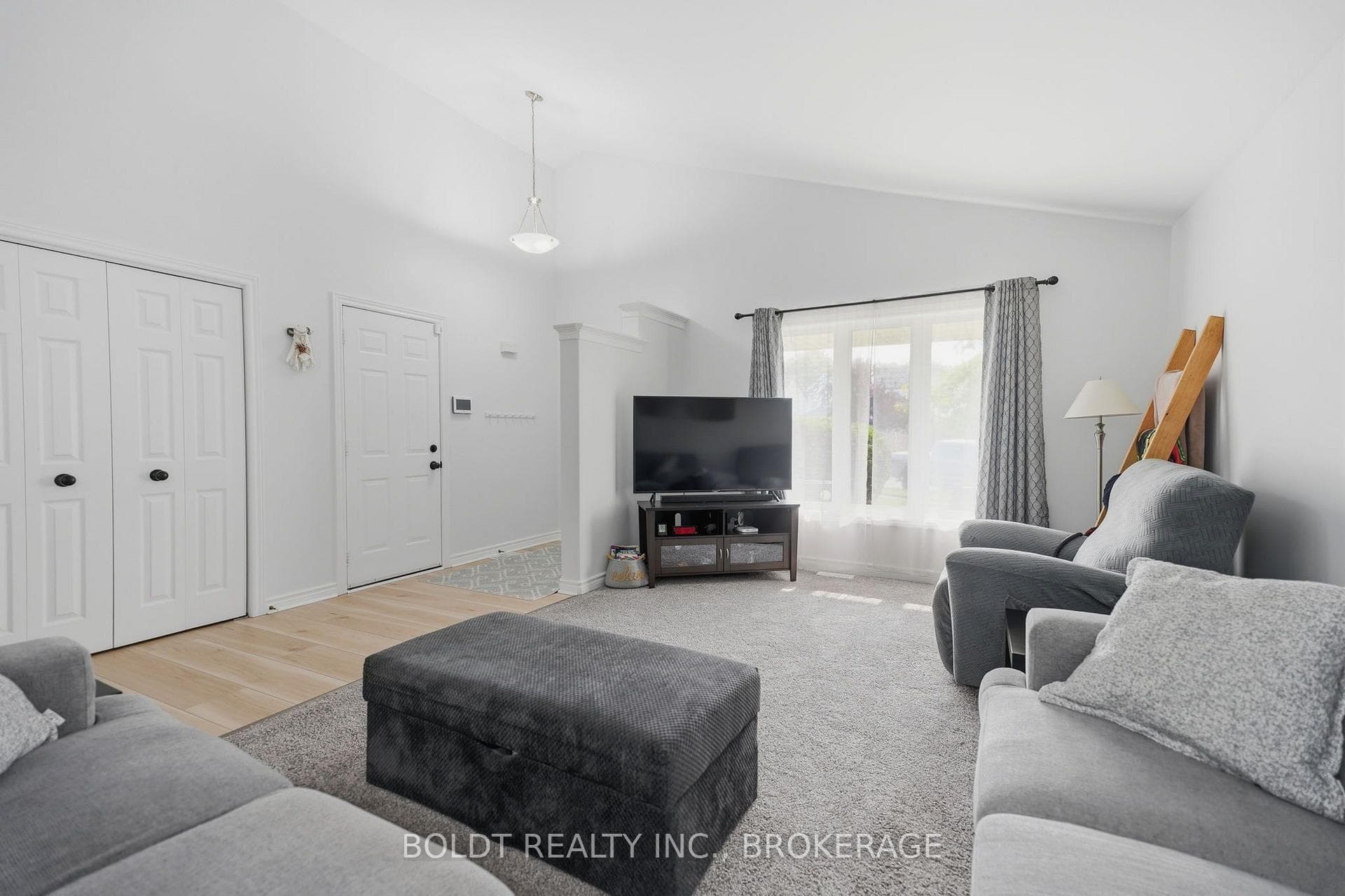 22 Graves Crescent photo 9