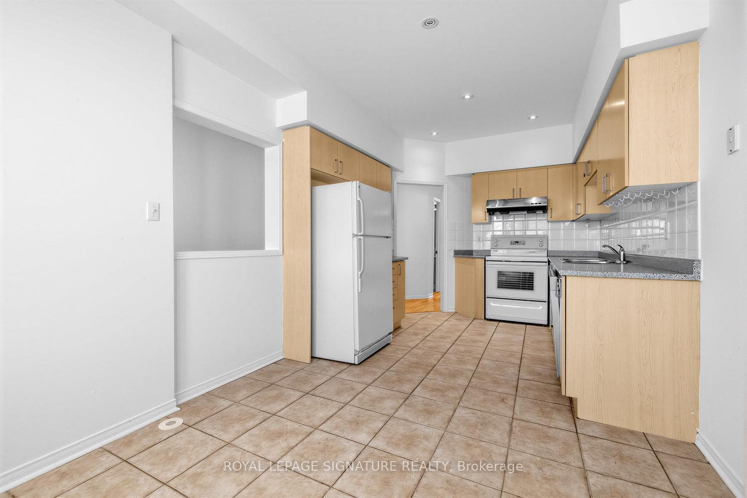 Kitchen and breakfast area