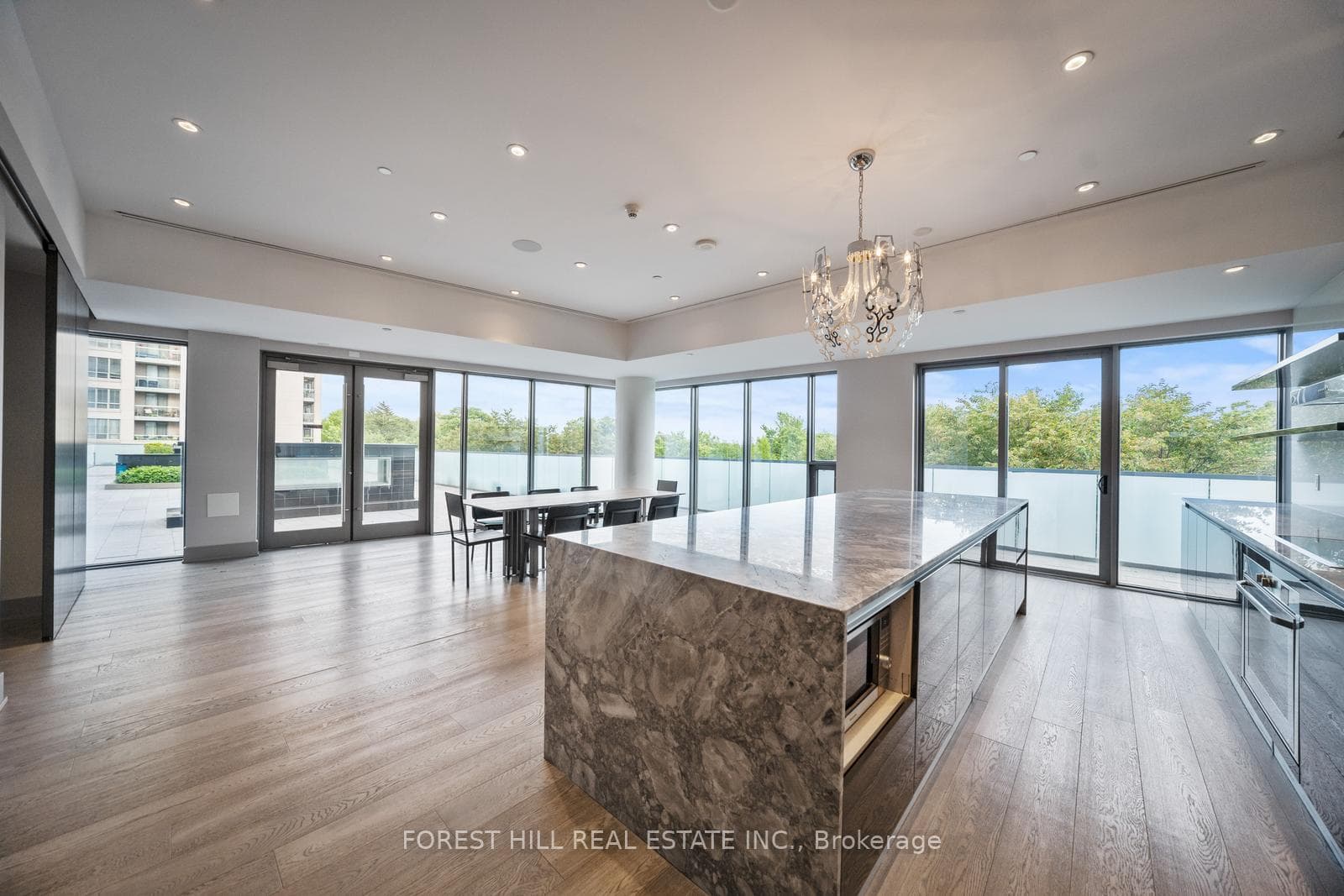 PARTY ROOM