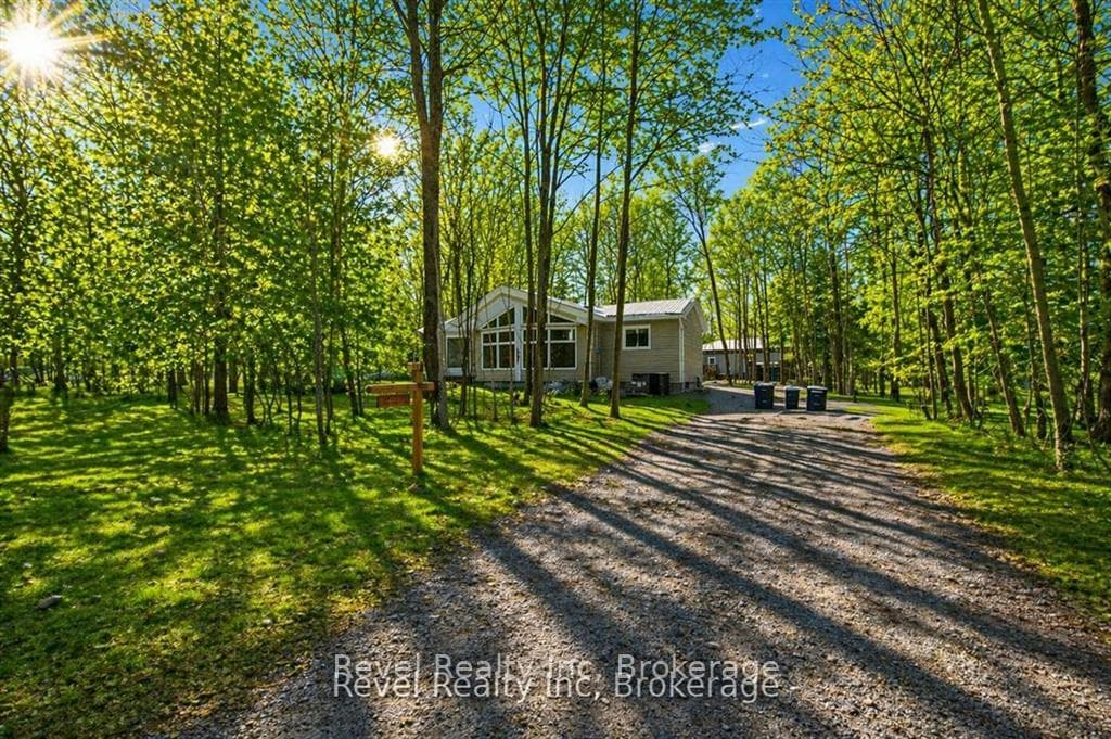 8 Manitou Crescent photo 1