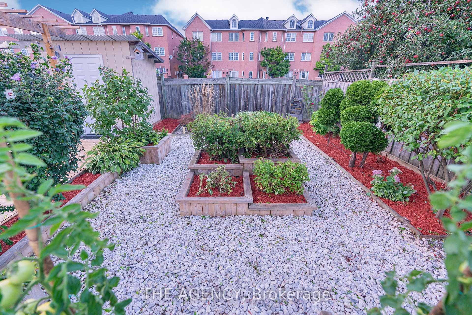 115 Chloe Crescent photo 38