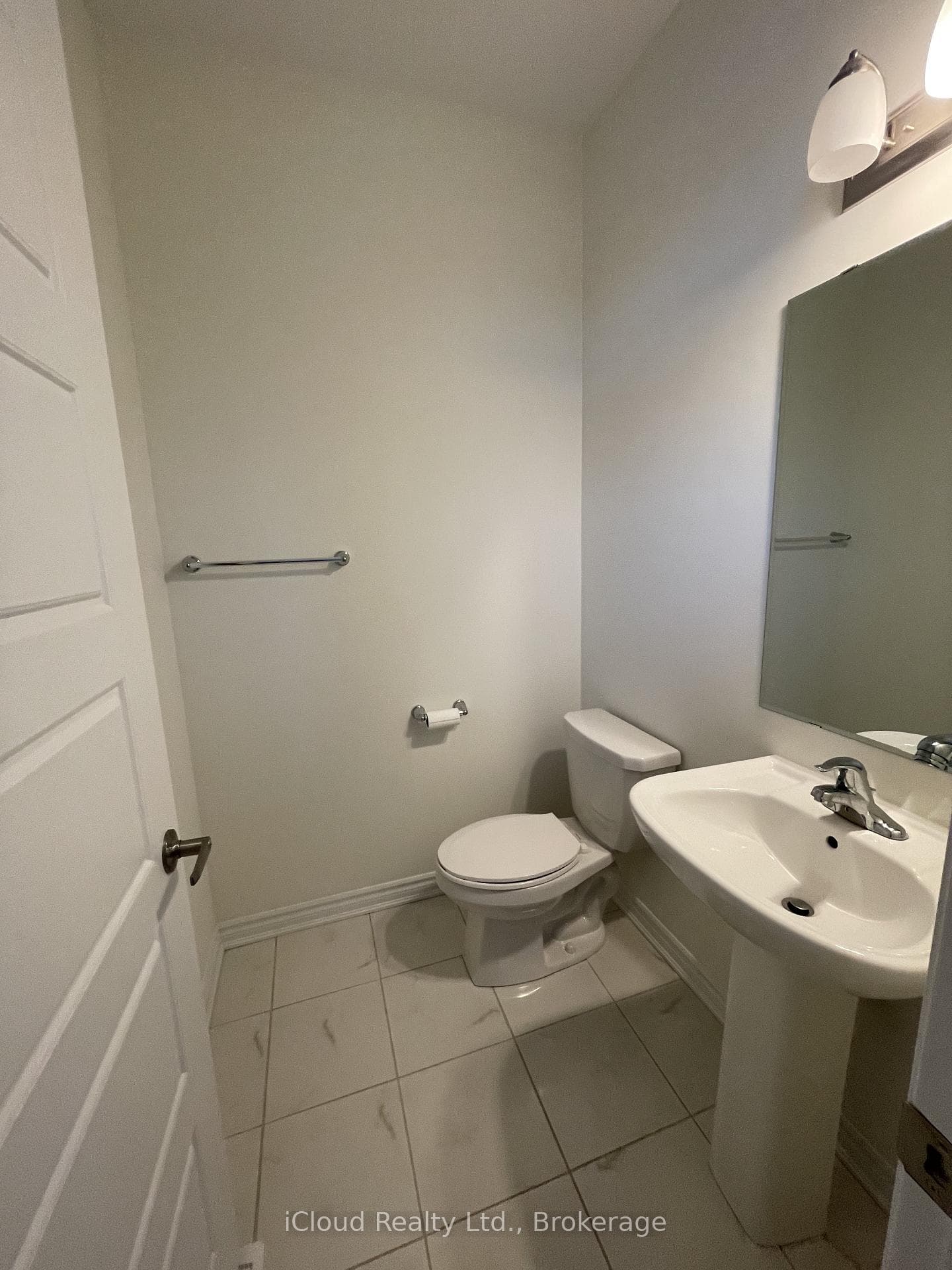 1360 Sycamore Gardens photo 4