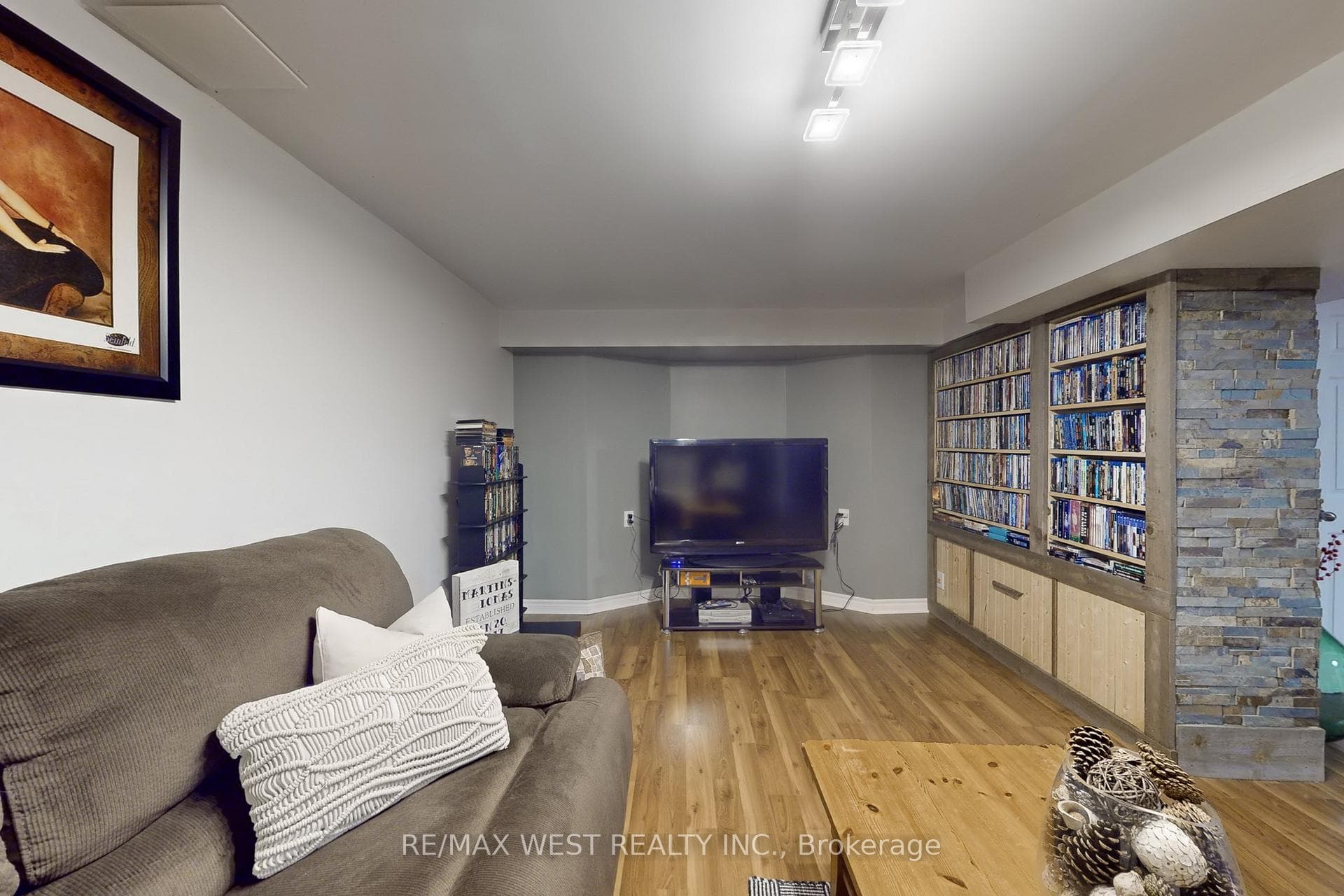 104 Hewitt Crescent photo 34