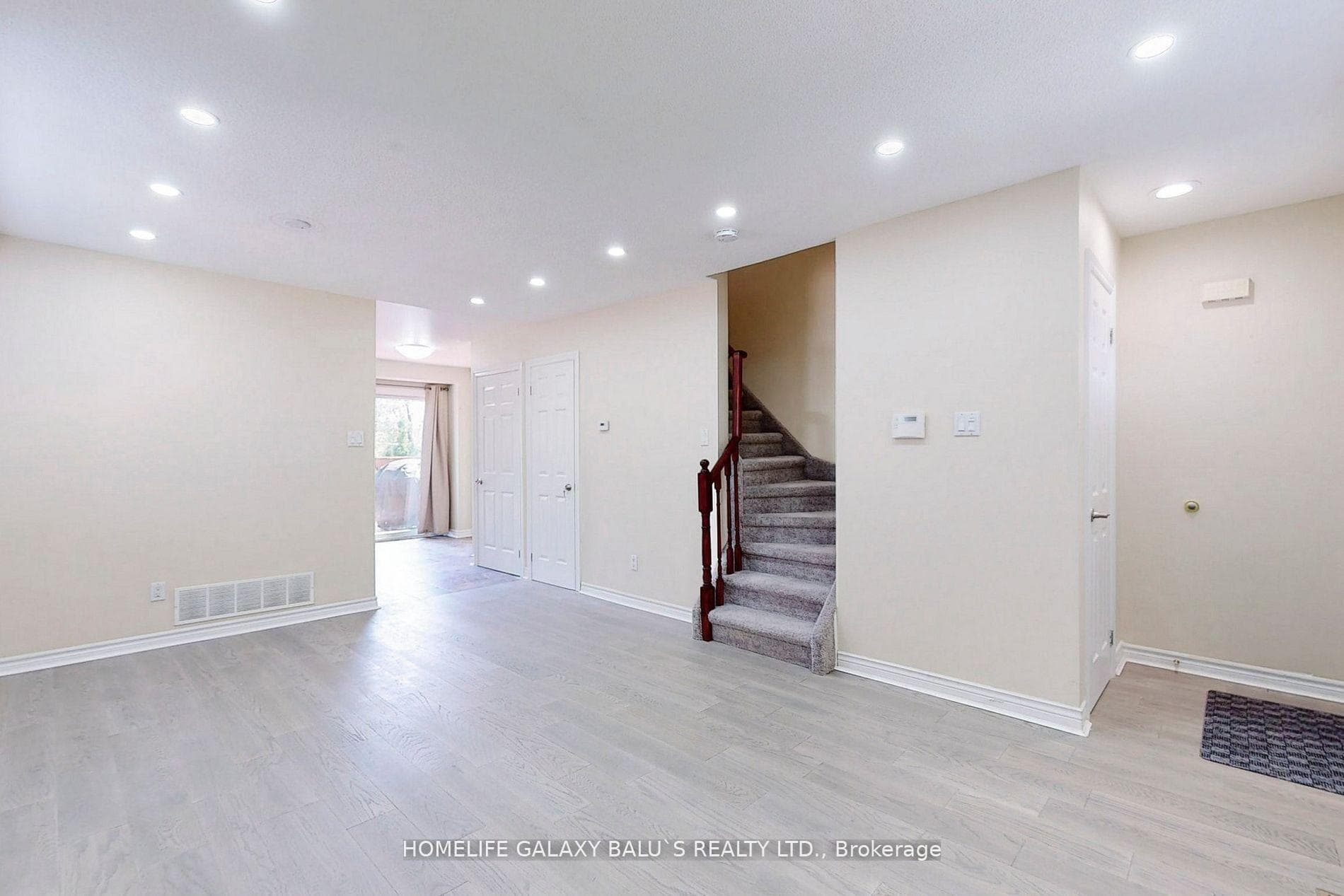 2049 Blue Ridge Crescent Unit ---Main photo 12