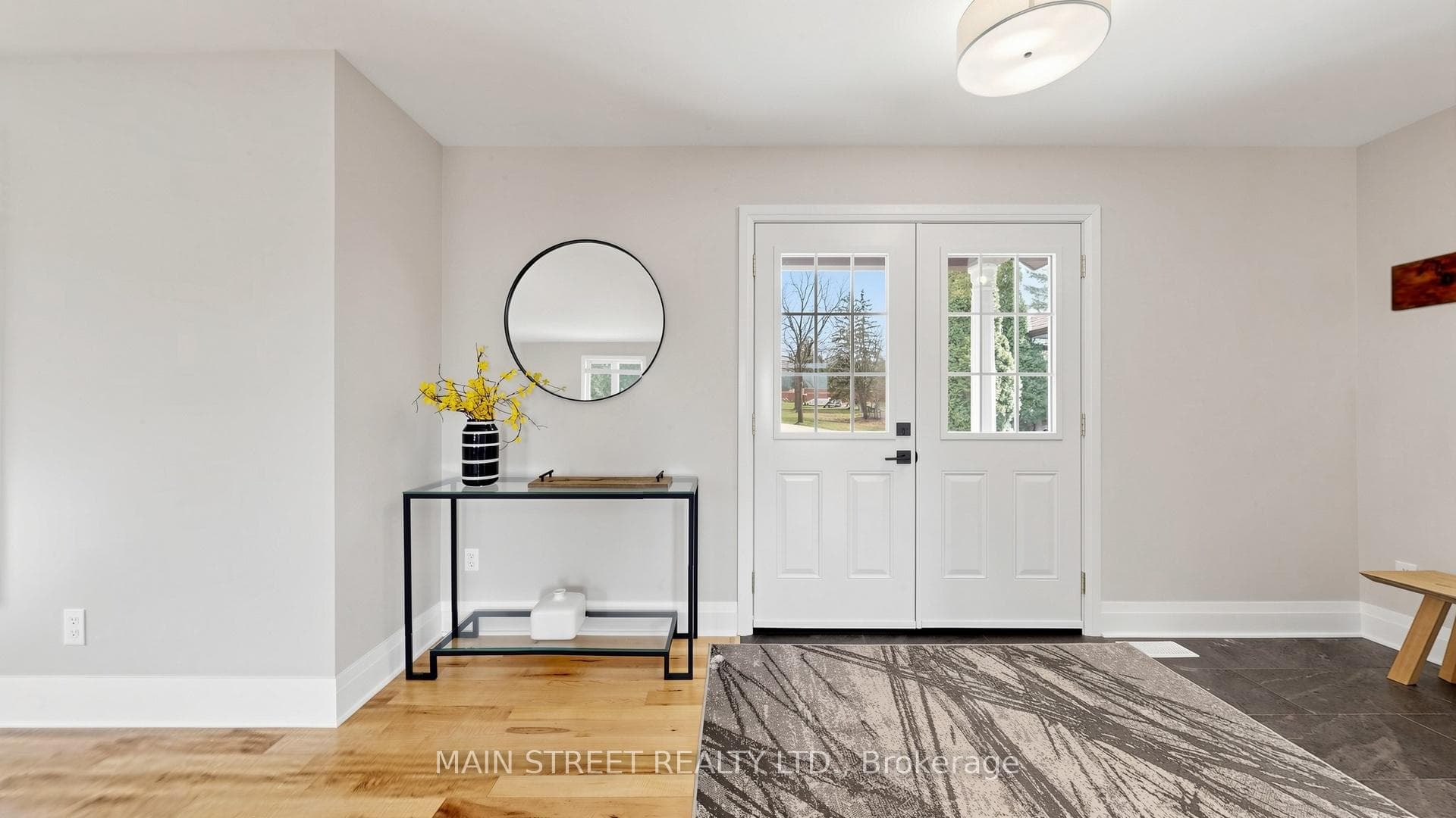 Spacious & Bright Foyer