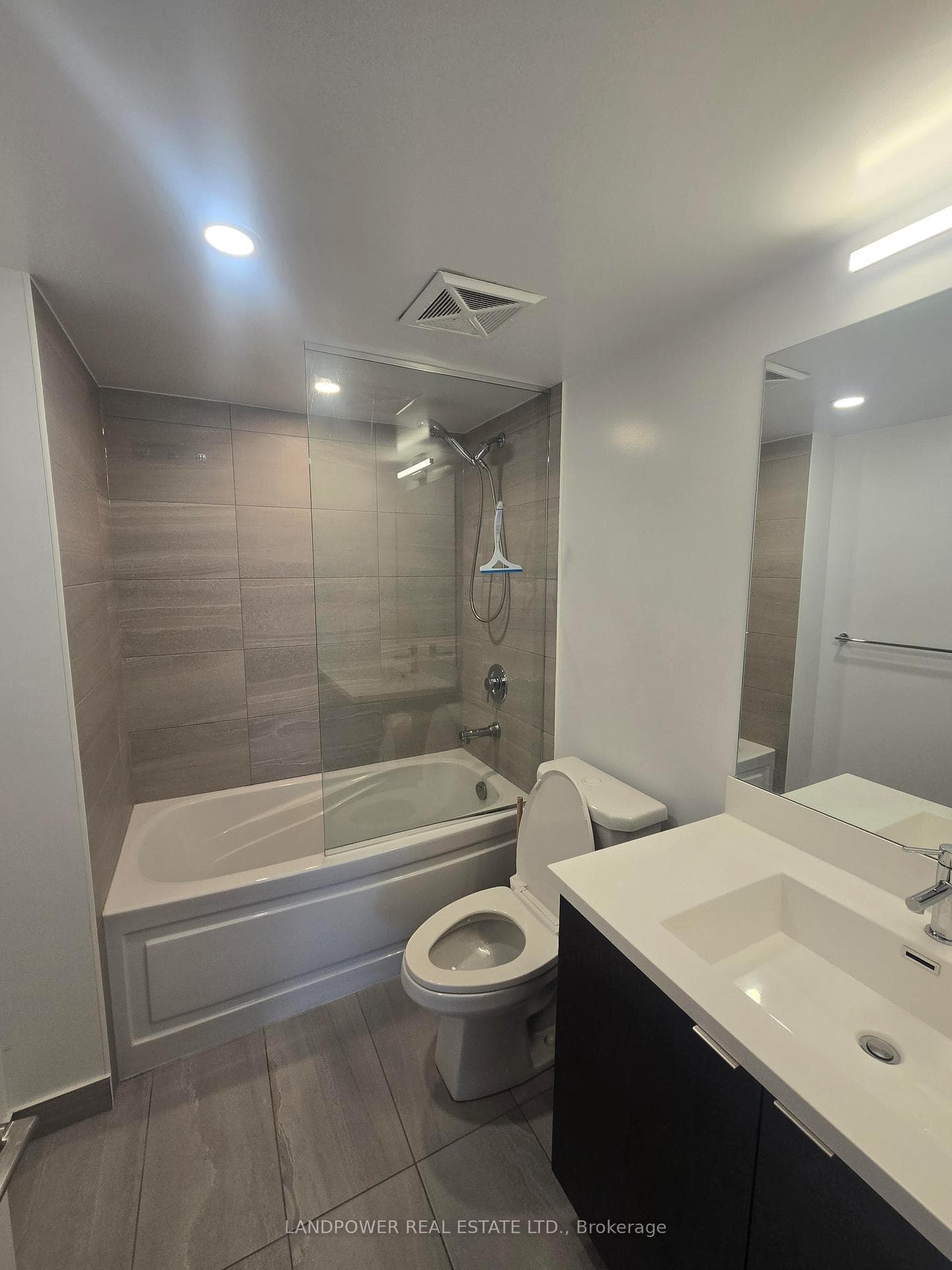 219 Dundas Street Unit 710 photo 4