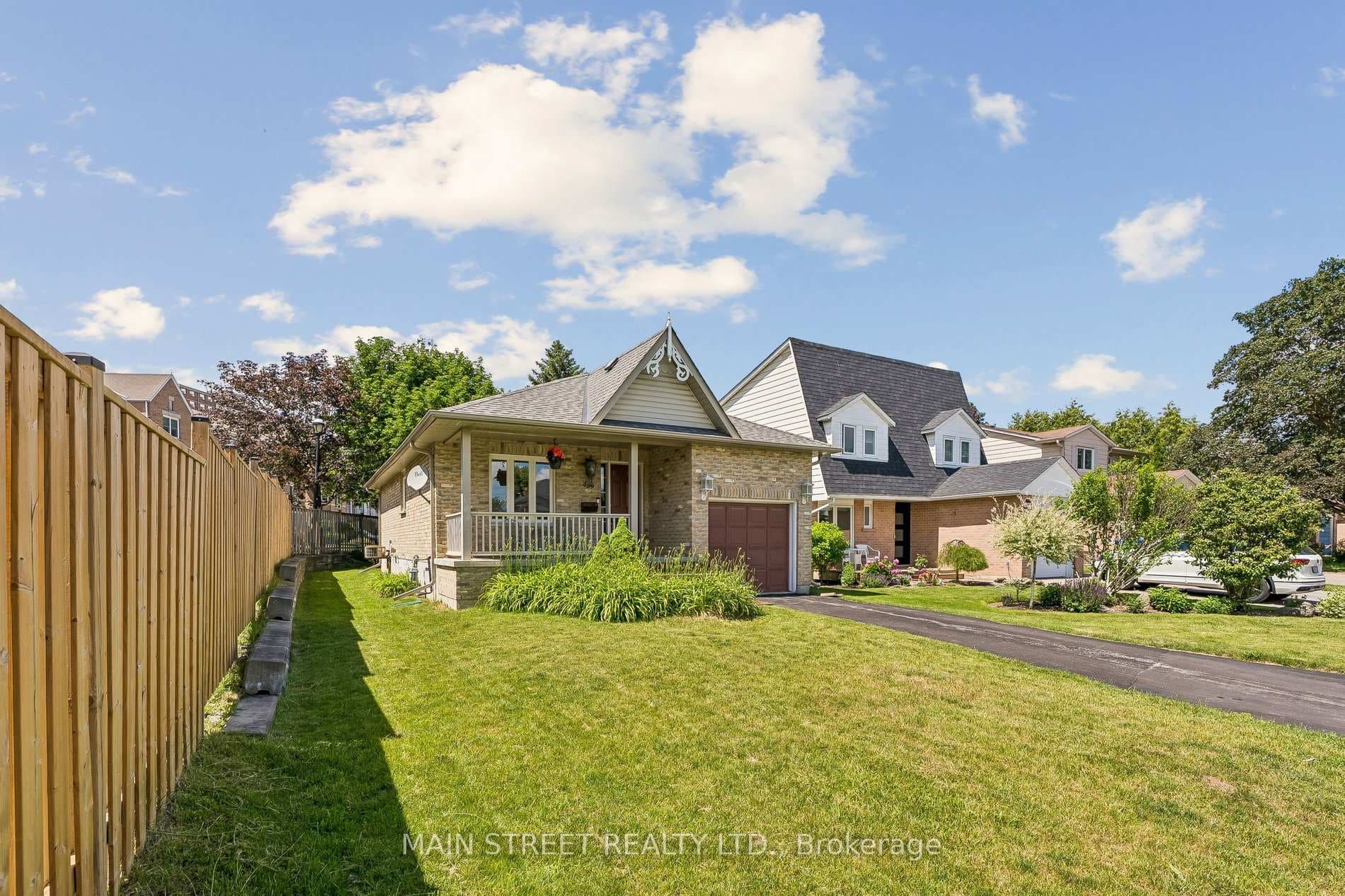 489 Cody Crescent photo 2