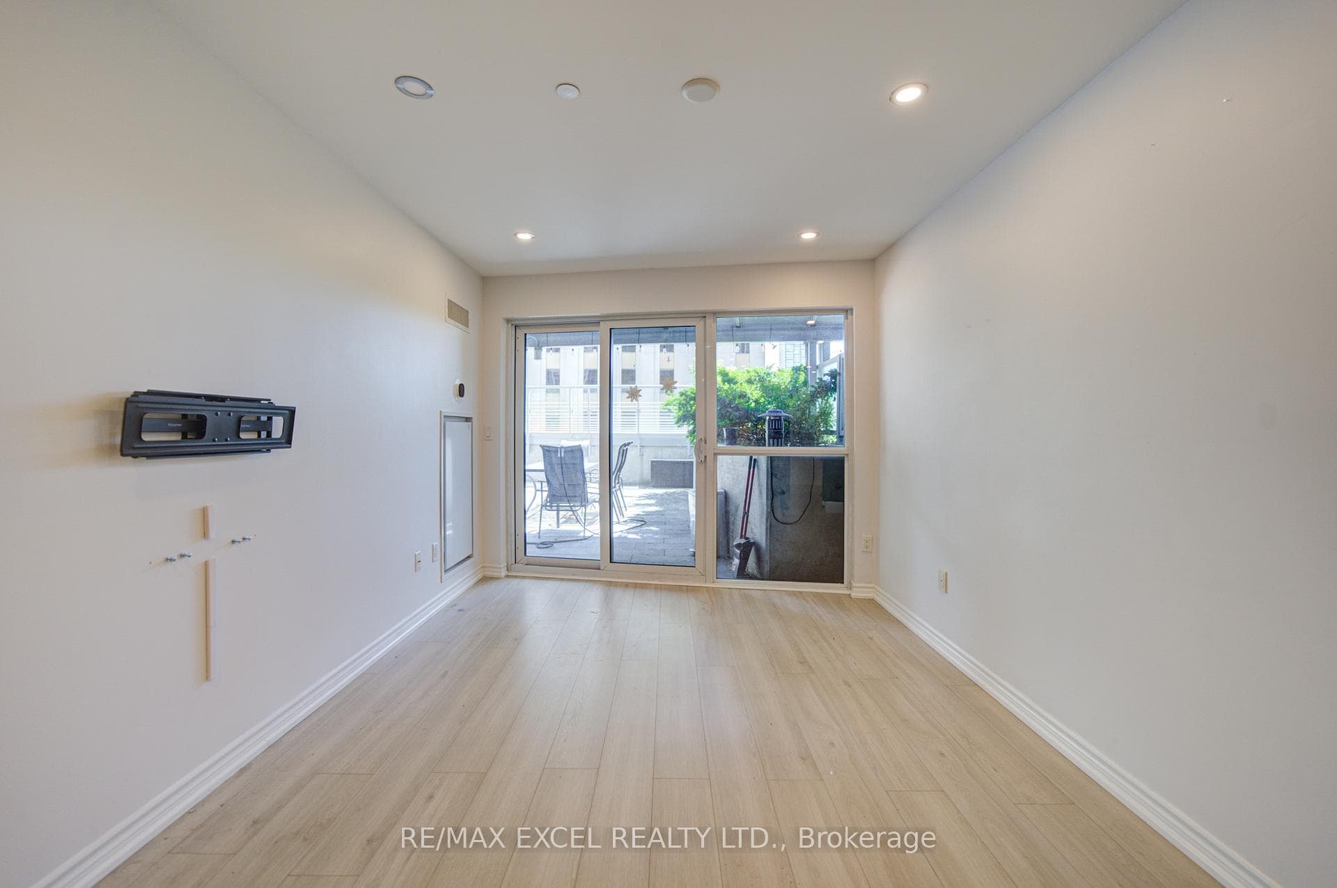 386 Yonge Street Unit 503 photo 27
