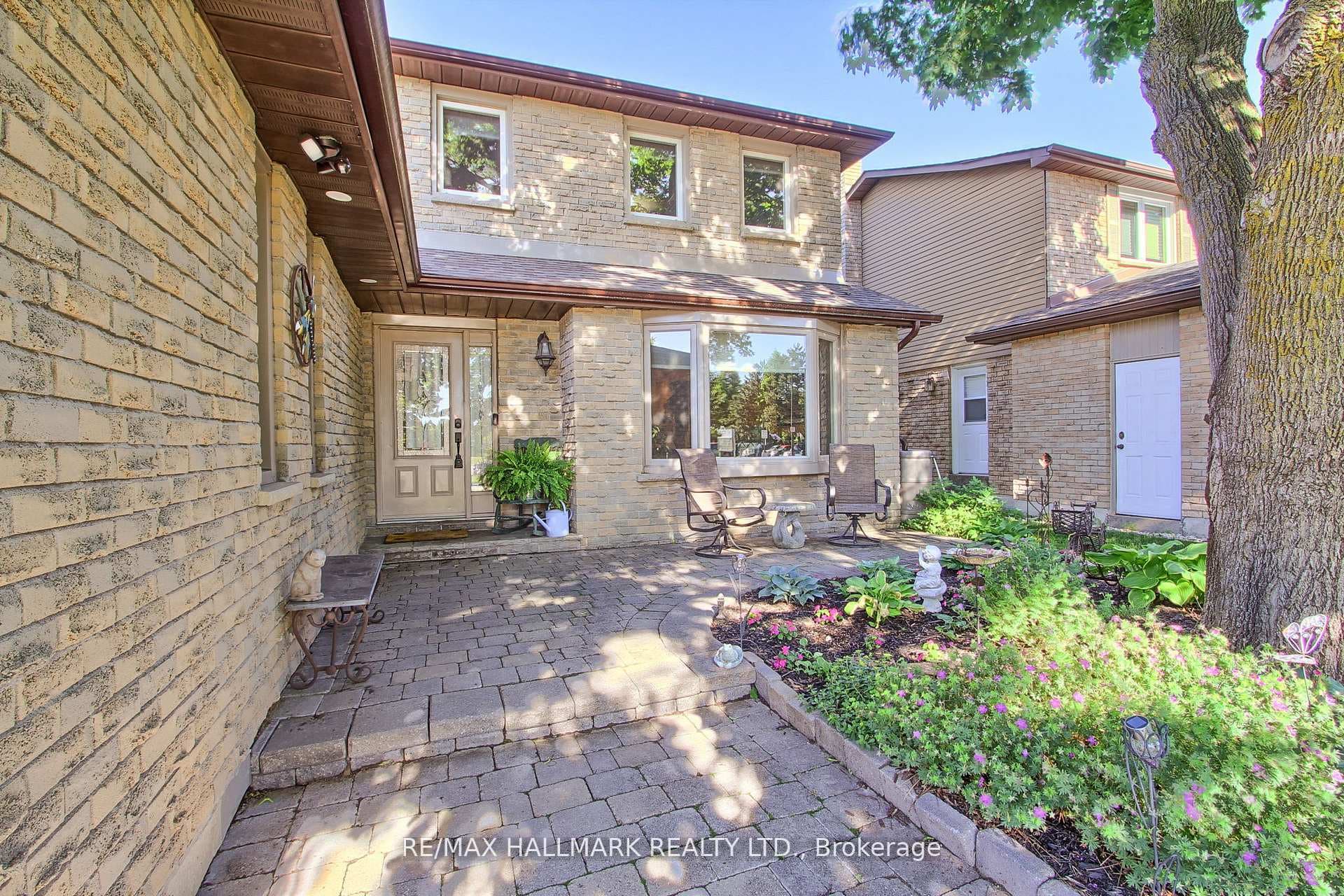 865 Arnold Crescent photo 5