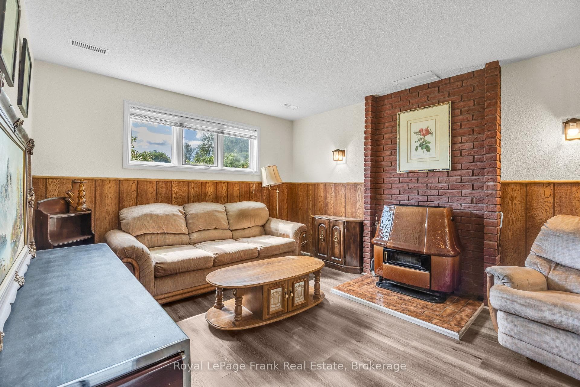 Rec room w/above grade windows