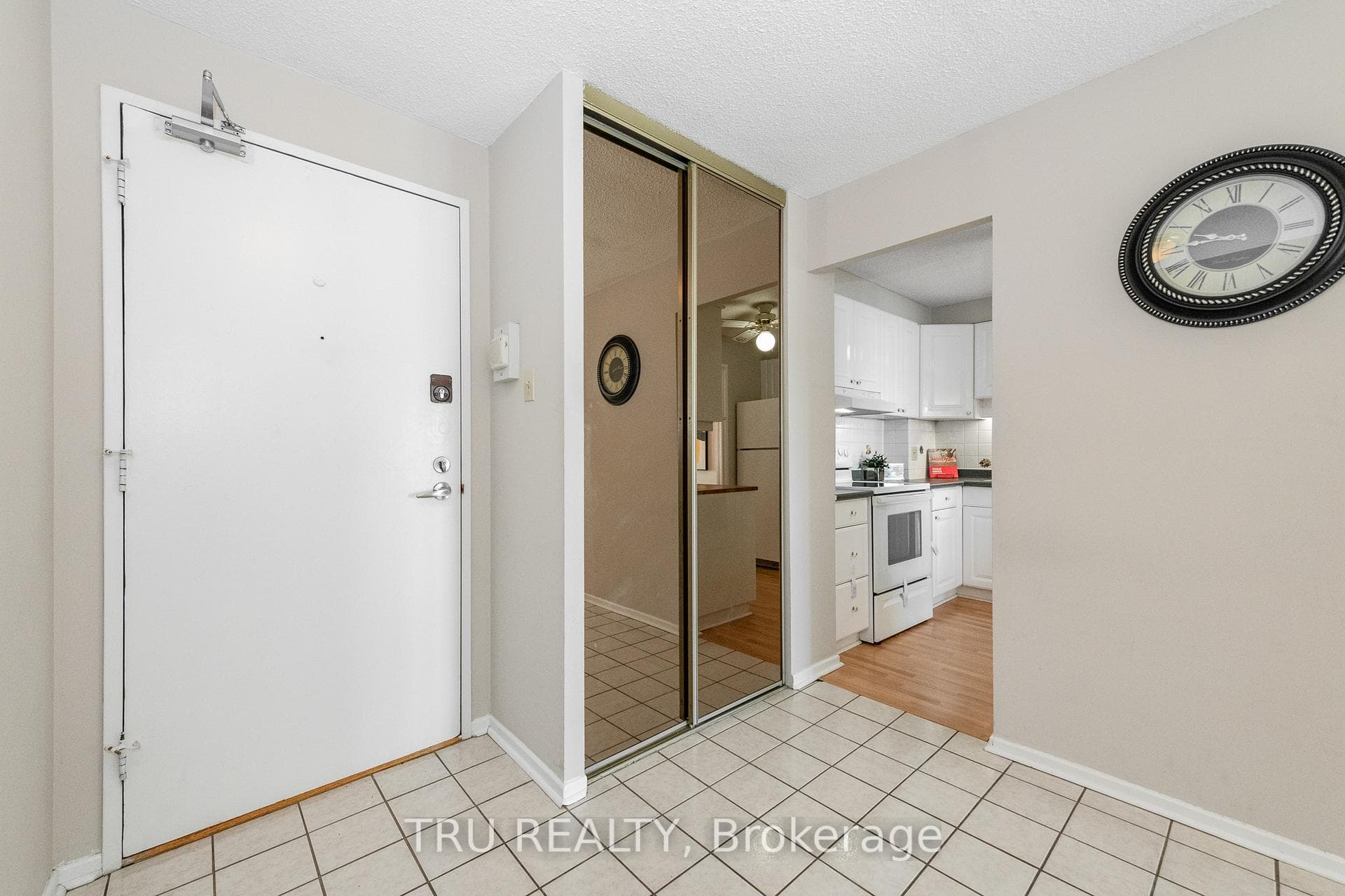 415 GREENVIEW Avenue Unit 805 photo 2