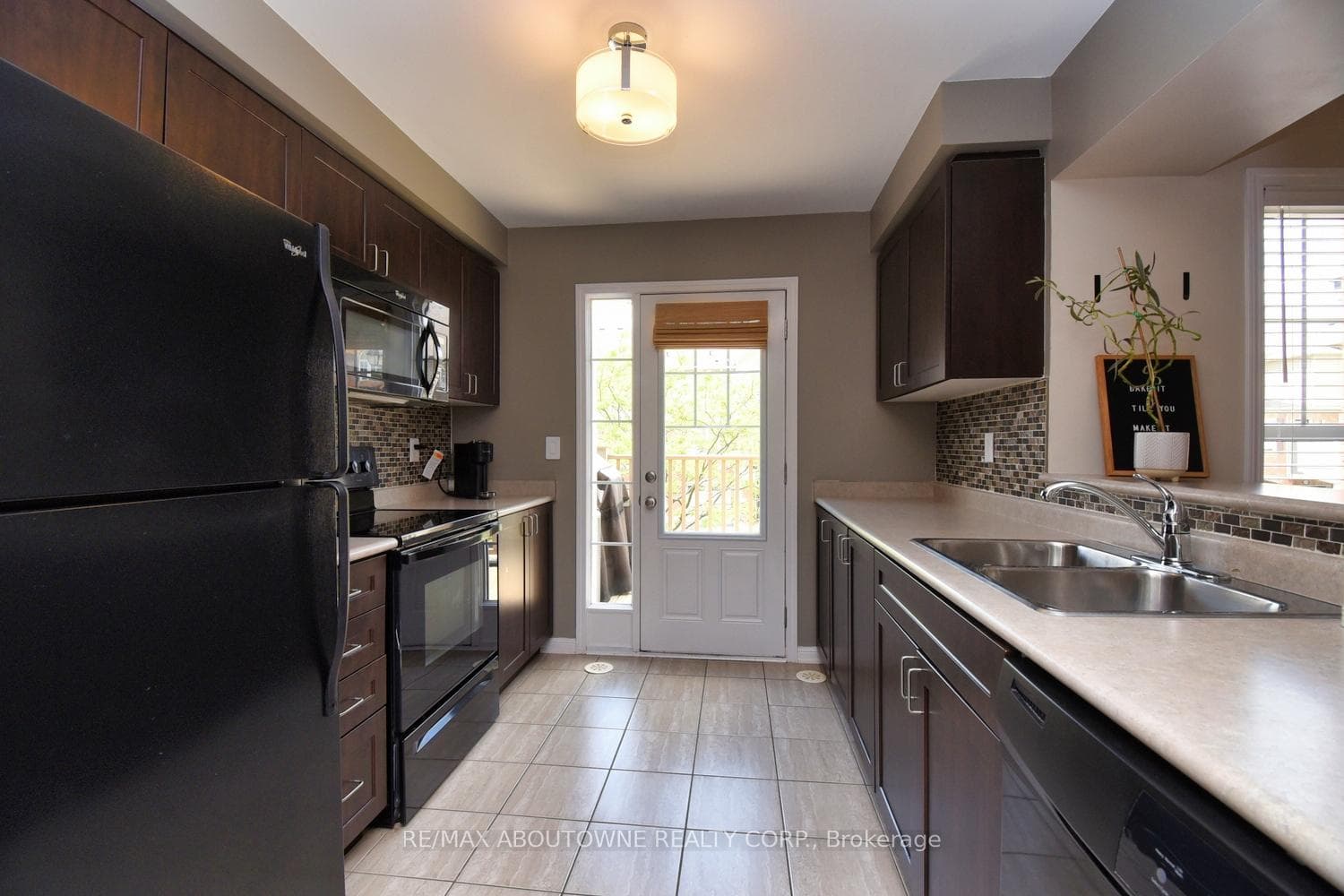 566 Pharo Point photo 17
