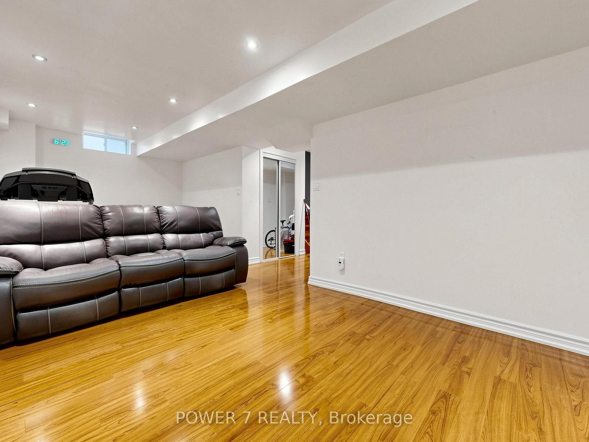 117 St Urbain Drive photo 41